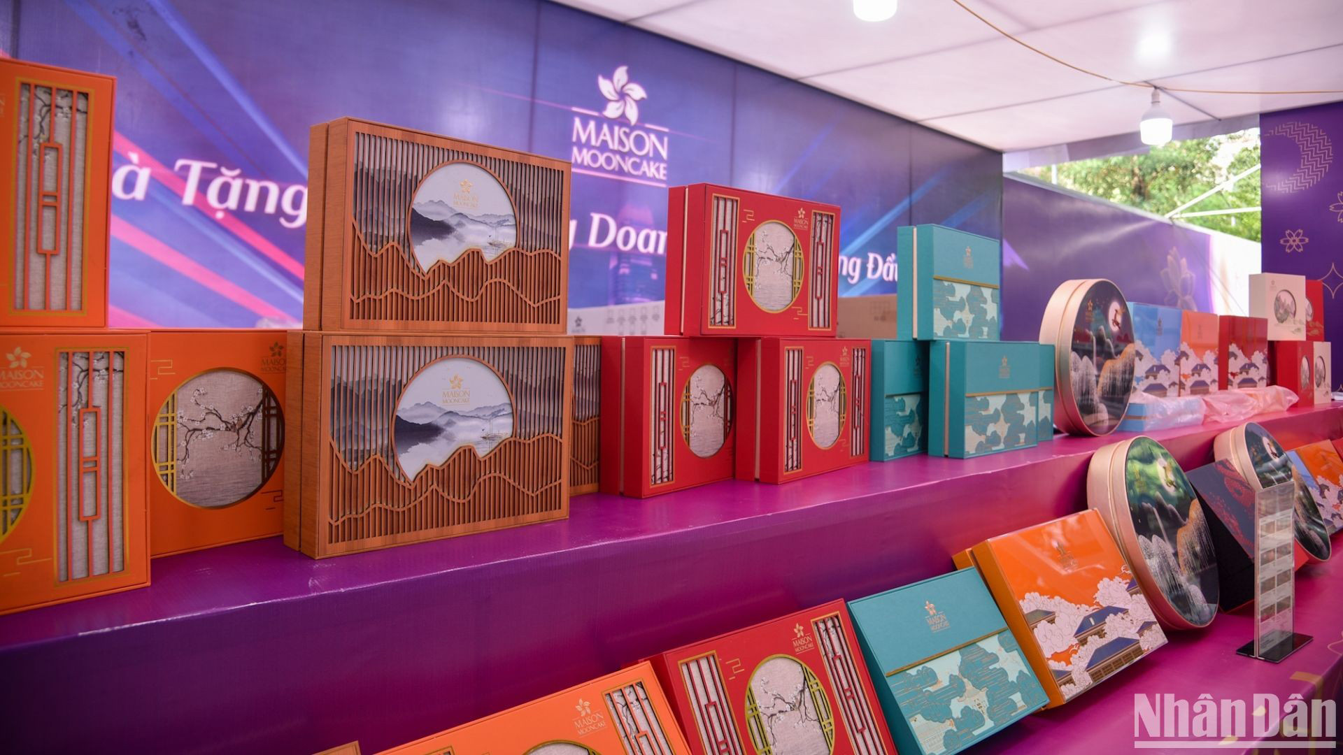 По словам владельца киоска, в этом году у пирогов появились новые вкусы и больше дизайнов, чем в прошлом году, что помогает покупателям легко выбирать по своему вкусу. По словам владельца киоска, в этом году у пирогов появились новые вкусы и больше дизайнов, чем в прошлом году, что помогает покупателям легко выбирать по своему вкусу.