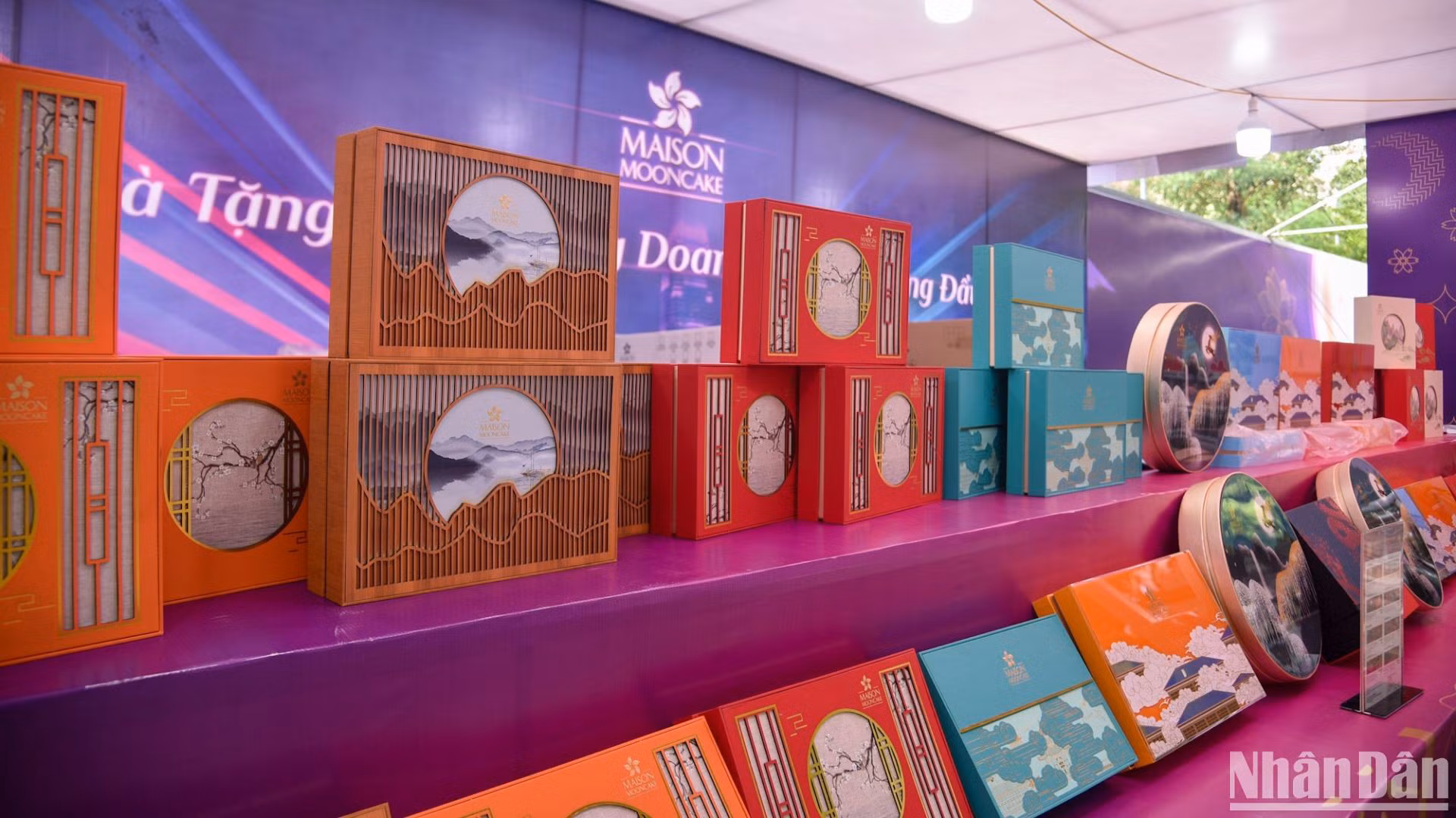 По словам владельца киоска, в этом году у пирогов появились новые вкусы и больше дизайнов, чем в прошлом году, что помогает покупателям легко выбирать по своему вкусу.