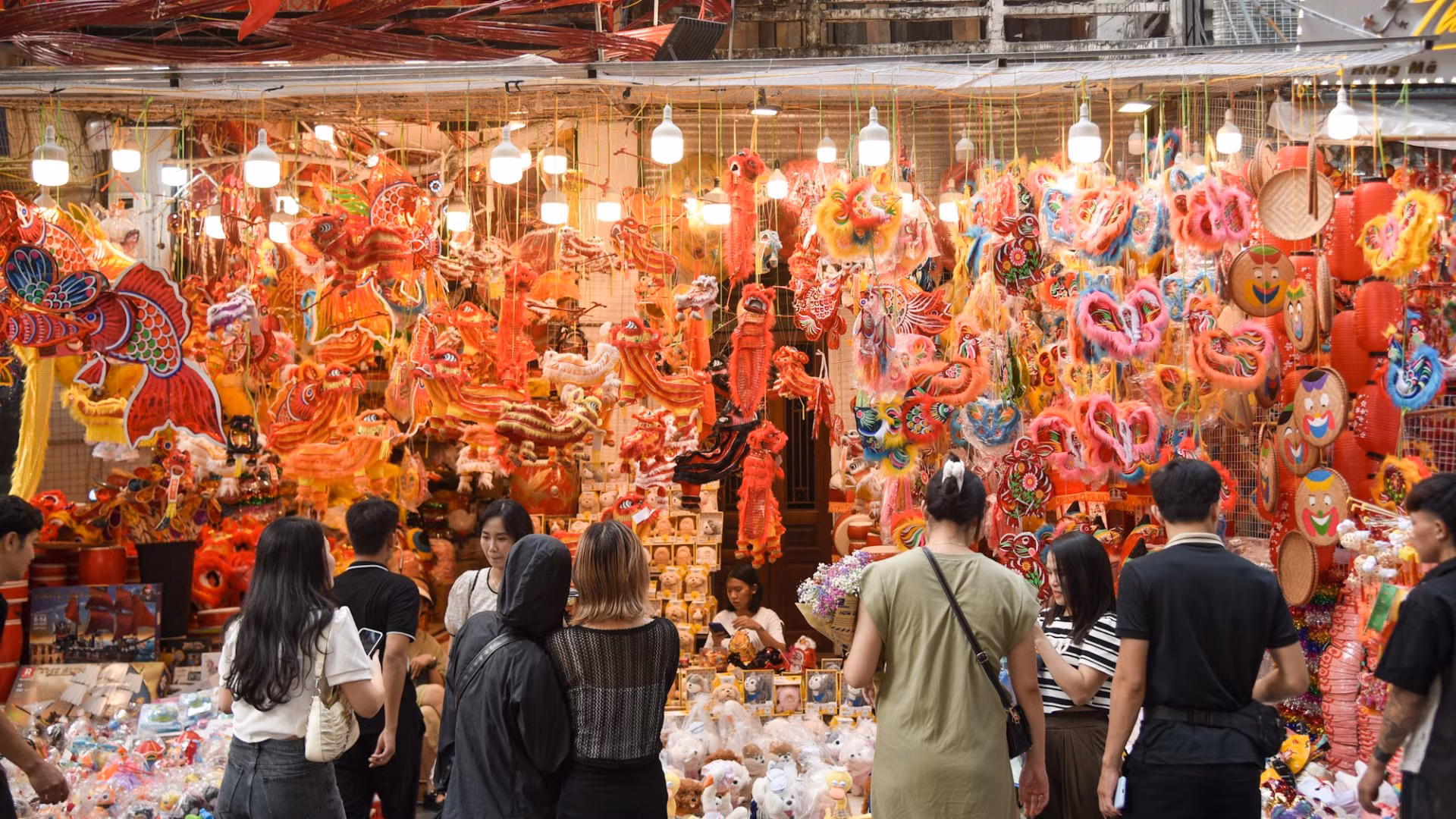 Суетливая и яркая улица Хангма во время праздника середины осени – знакомое изображение всем жителям Ханоя.