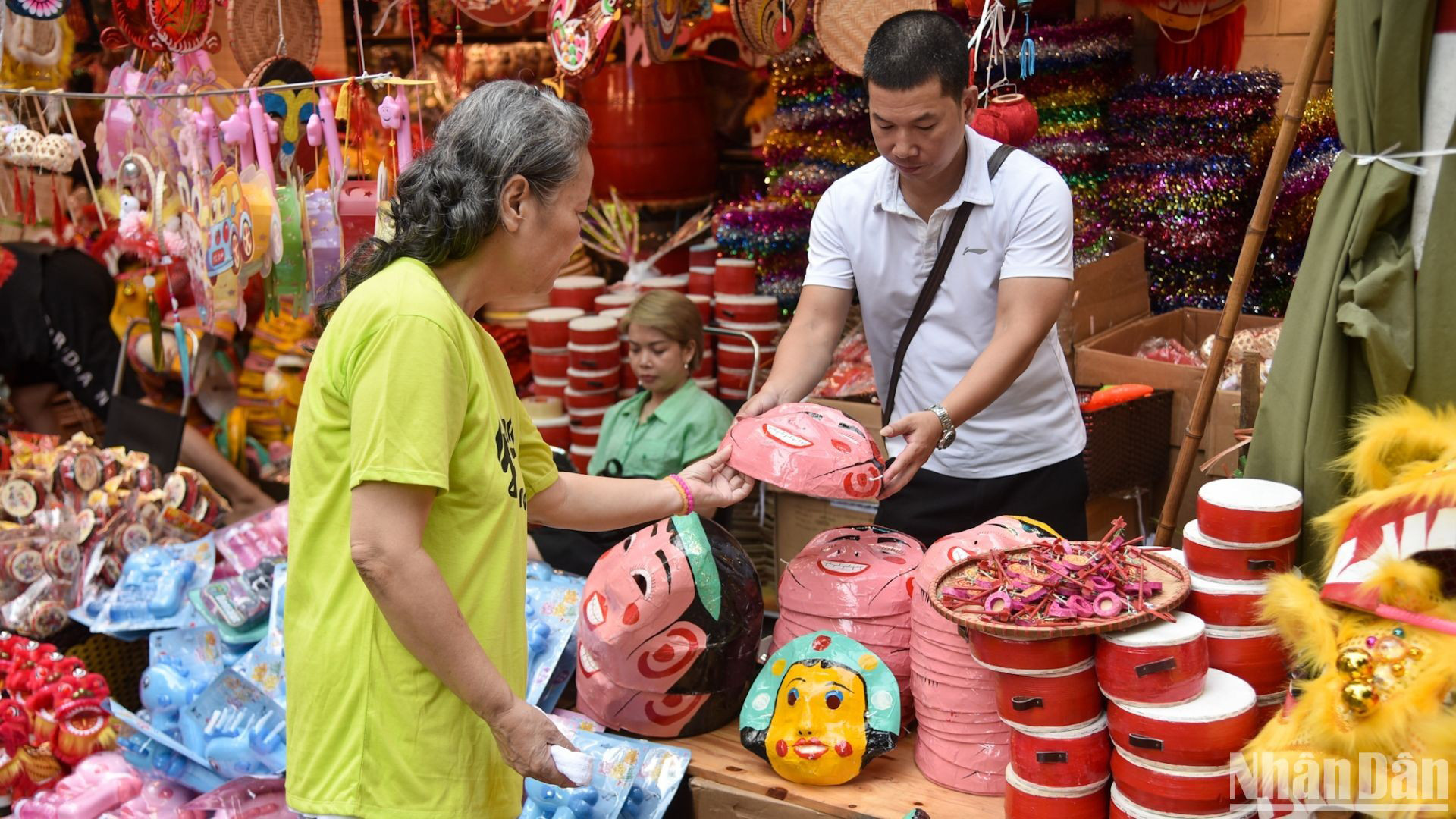 В эти дни улица Хангма привлекает большое количество жителей на посещение и шоппинг. В эти дни улица Хангма привлекает большое количество жителей на посещение и шоппинг.