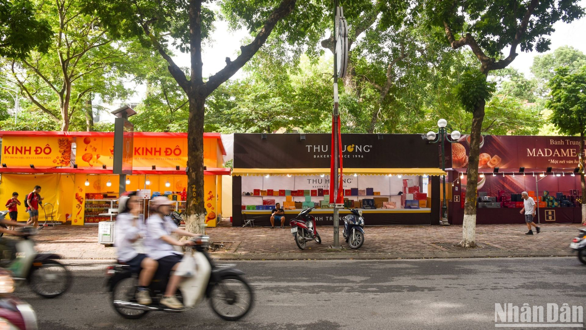 На улице Фандиньфунг (р-н Бадинь) киоски по продаже лунных пирогов были созданы очень рано для удовлетворения потребностей населения. На улице Фандиньфунг (р-н Бадинь) киоски по продаже лунных пирогов были созданы очень рано для удовлетворения потребностей населения.