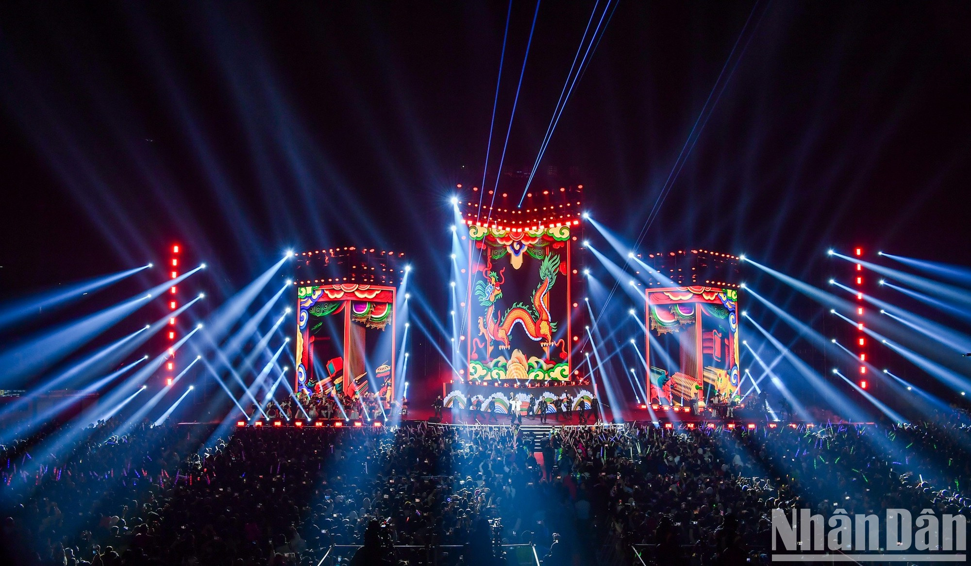 Десятки тысяч зрителей в столице проводят прекрасный вечер, наполненный музыкой, светом, технологиями и наследием. Десятки тысяч зрителей в столице проводят прекрасный вечер, наполненный музыкой, светом, технологиями и наследием.