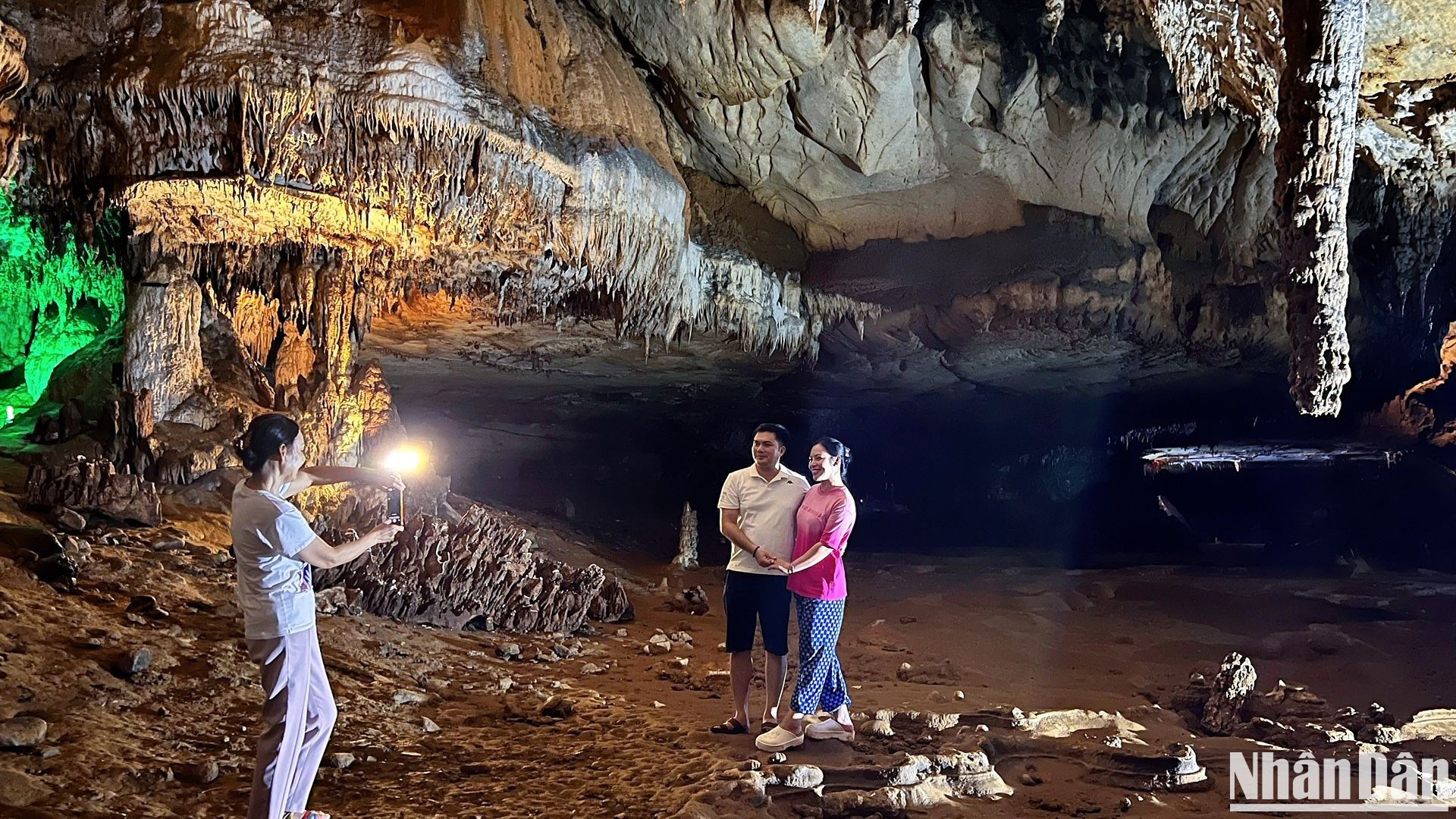 Туристы «чек-ин» внутрь пещеры. Туристы «чек-ин» внутрь пещеры.