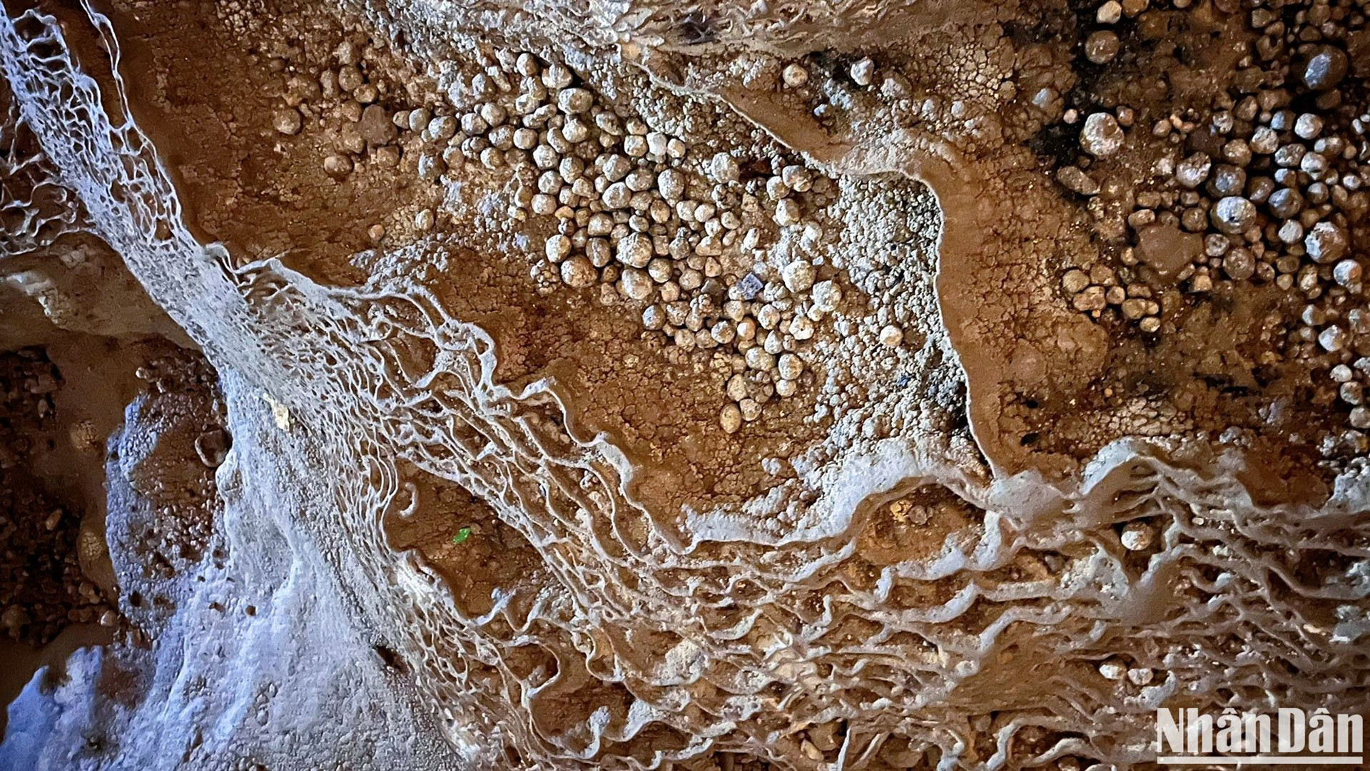 Благодаря геологическому процессу создаются бесчисленные каменные «волны», в том числе круглые камни разных размеров, похожие на жемчуг. Благодаря геологическому процессу создаются бесчисленные каменные «волны», в том числе круглые камни разных размеров, похожие на жемчуг.