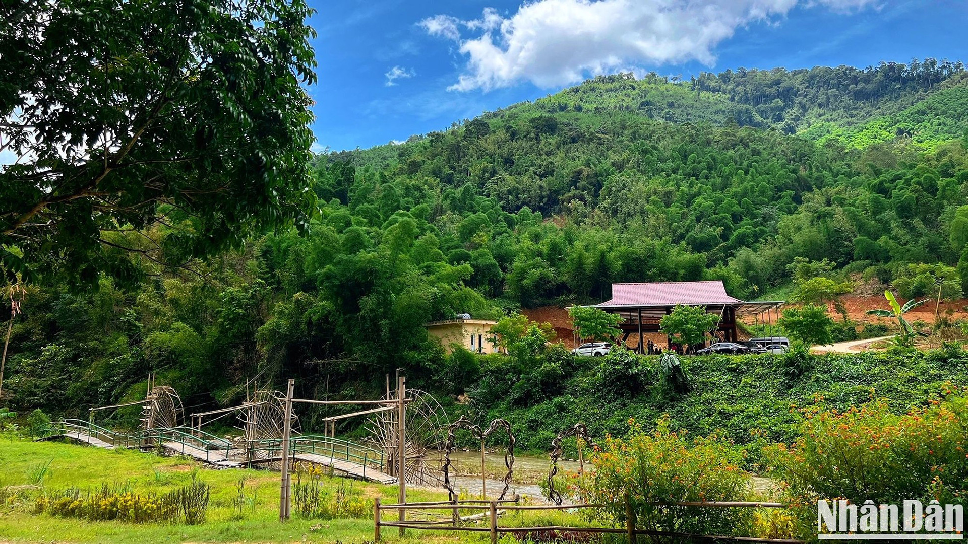 До или после посещения пещеры Бокунг посетители могут веселиться и наслаждаться местной кухней вдоль прохладного ручья Сиа. До или после посещения пещеры Бокунг посетители могут веселиться и наслаждаться местной кухней вдоль прохладного ручья Сиа.