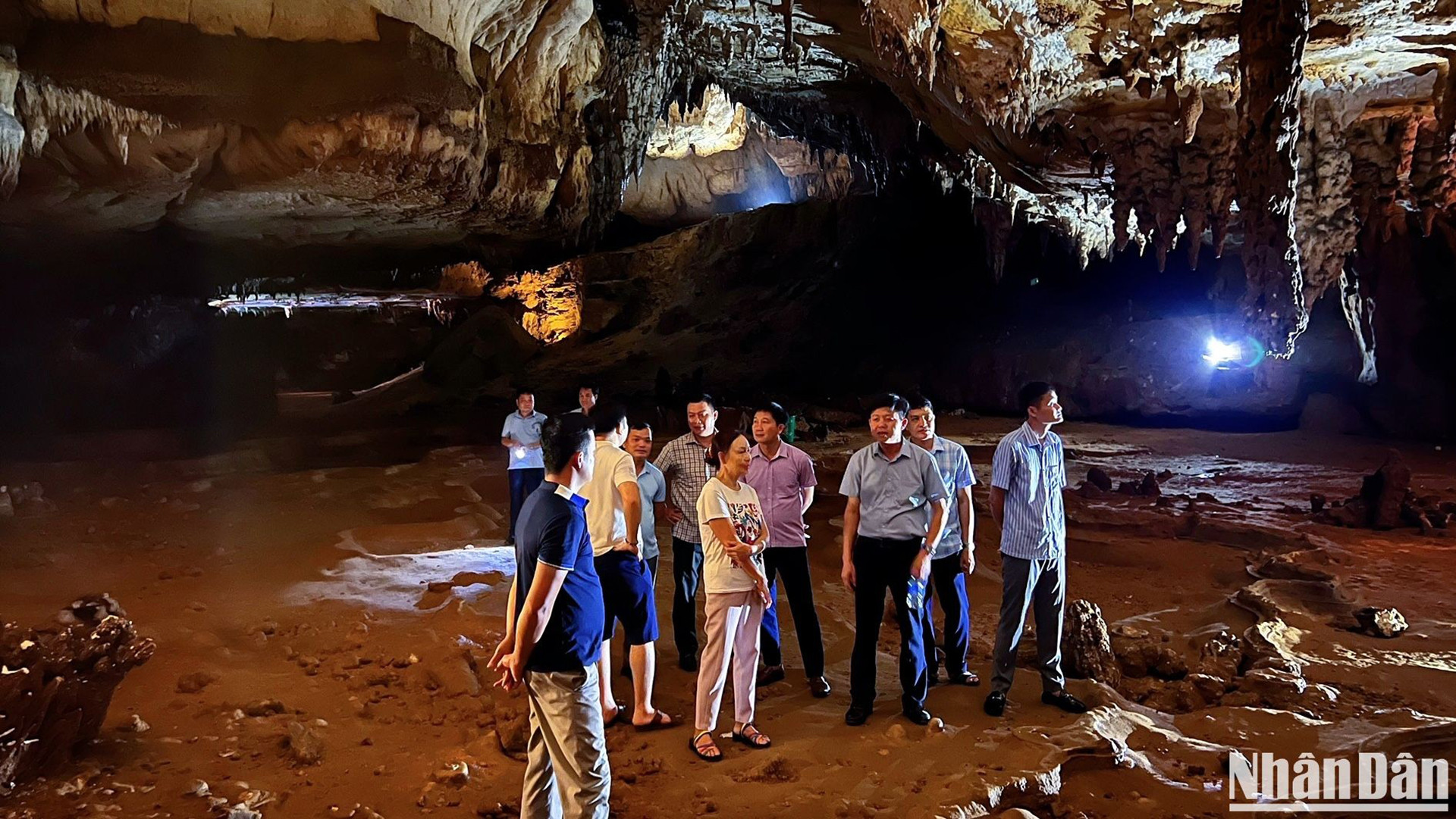 Председатель Народного комитета уезда Куаншон Ле Хонг Куанг (третий справа) возглавил делегацию кадровых работников сектора природных ресурсов и окружающей среды провинции Ниньбинь для обследования и посещения пещеры Бокунг. Председатель Народного комитета уезда Куаншон Ле Хонг Куанг (третий справа) возглавил делегацию кадровых работников сектора природных ресурсов и окружающей среды провинции Ниньбинь для обследования и посещения пещеры Бокунг.