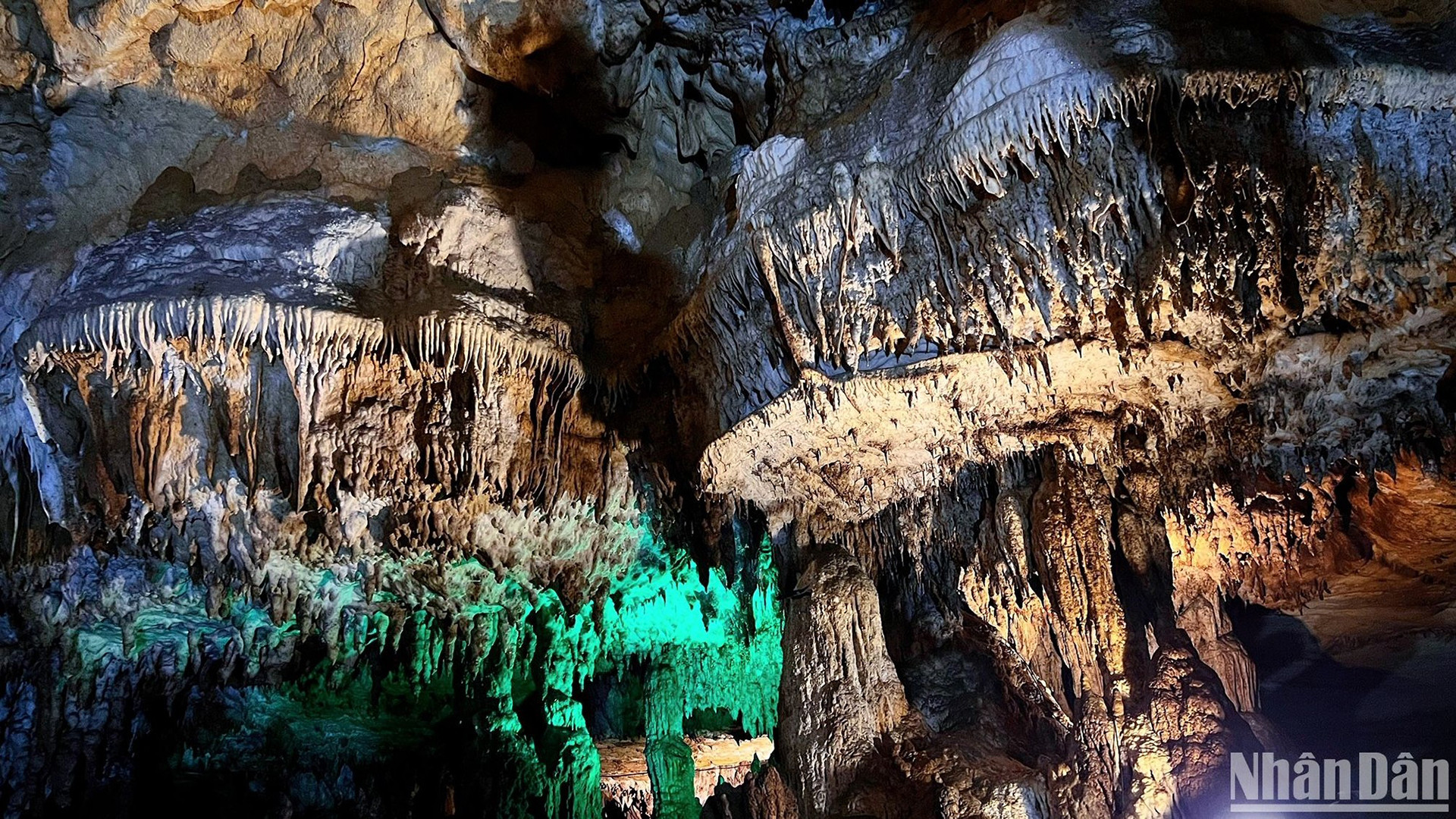 Наблюдая потолок пещеры, посетители не могут не быть ошеломлены сталактитами, образовавшимися в ходе сложного геологического процесса на протяжении миллионов лет. Наблюдая потолок пещеры, посетители не могут не быть ошеломлены сталактитами, образовавшимися в ходе сложного геологического процесса на протяжении миллионов лет.