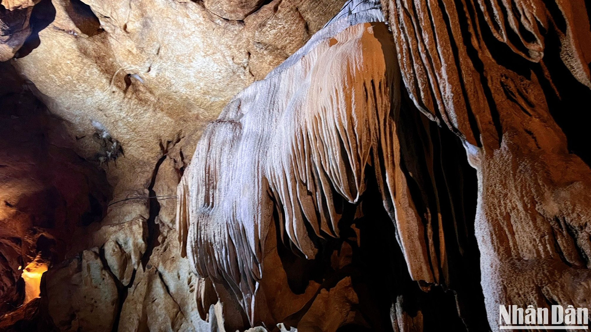 Сталактиты и сталагмиты различных видов и размеров создают яркий мир, зависящий от воображения каждого человека. Сталактиты и сталагмиты различных видов и размеров создают яркий мир, зависящий от воображения каждого человека.