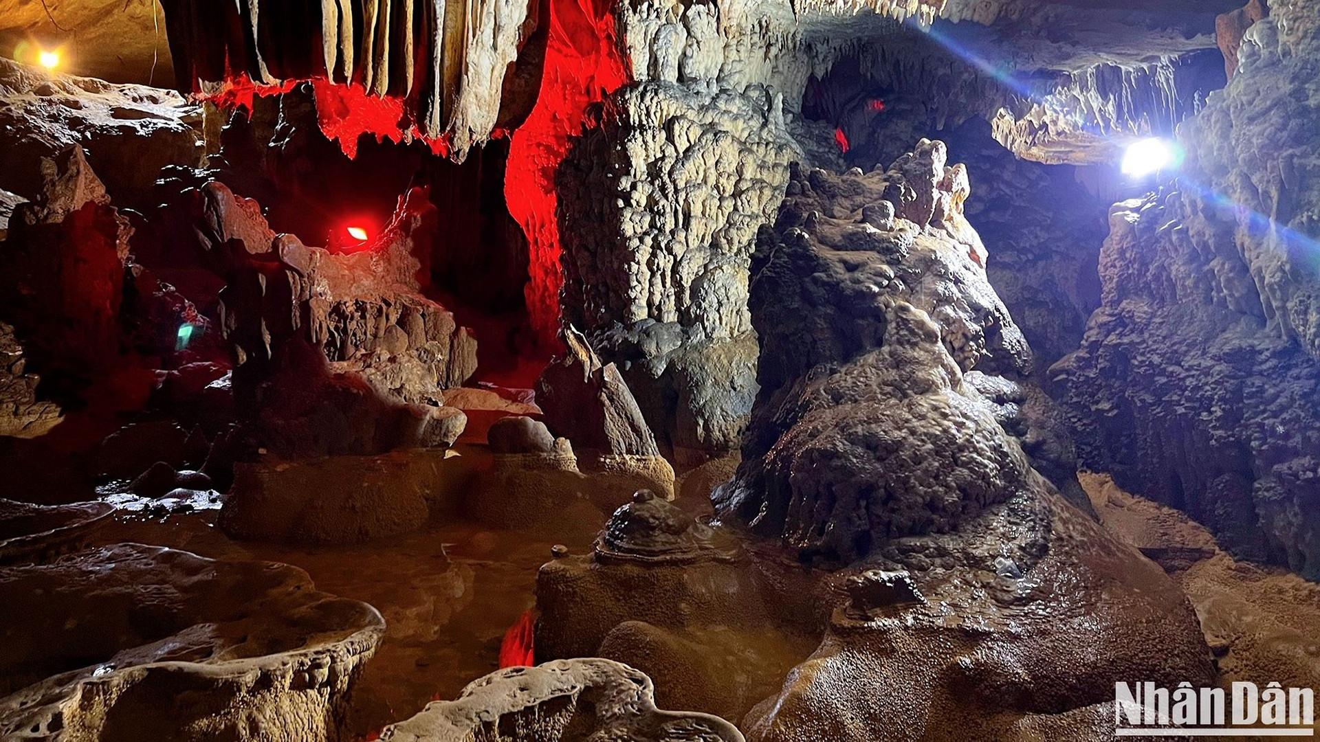 Дождевая и подземная вода накапливаются, образуя небольшие озера, что делает ландшафт пещеры более обширным и великолепным. Дождевая и подземная вода накапливаются, образуя небольшие озера, что делает ландшафт пещеры более обширным и великолепным.