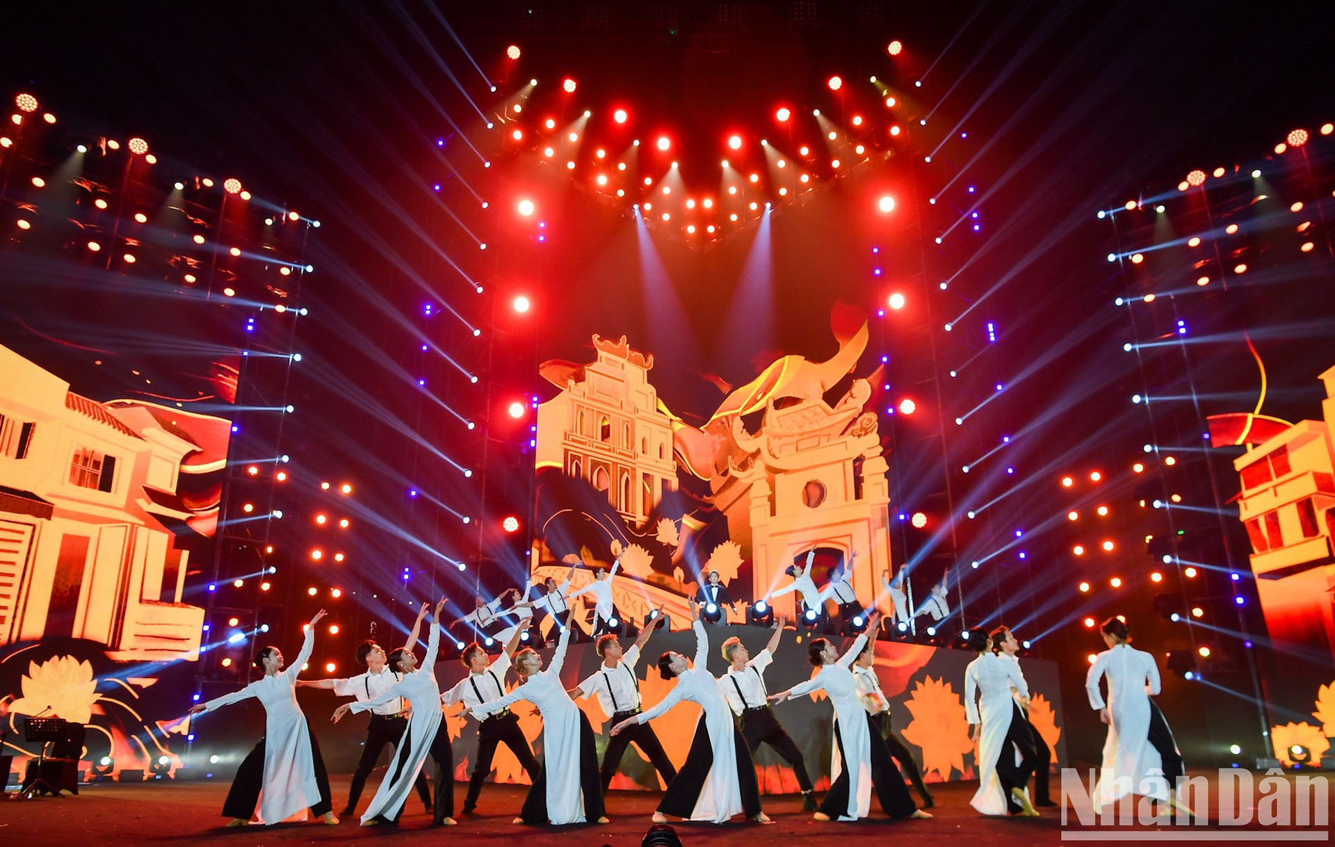 Певец До Хоанг Хиеп с тальцевой группой открывает программу с песней «Ханойский житель». Певец До Хоанг Хиеп с тальцевой группой открывает программу с песней «Ханойский житель».