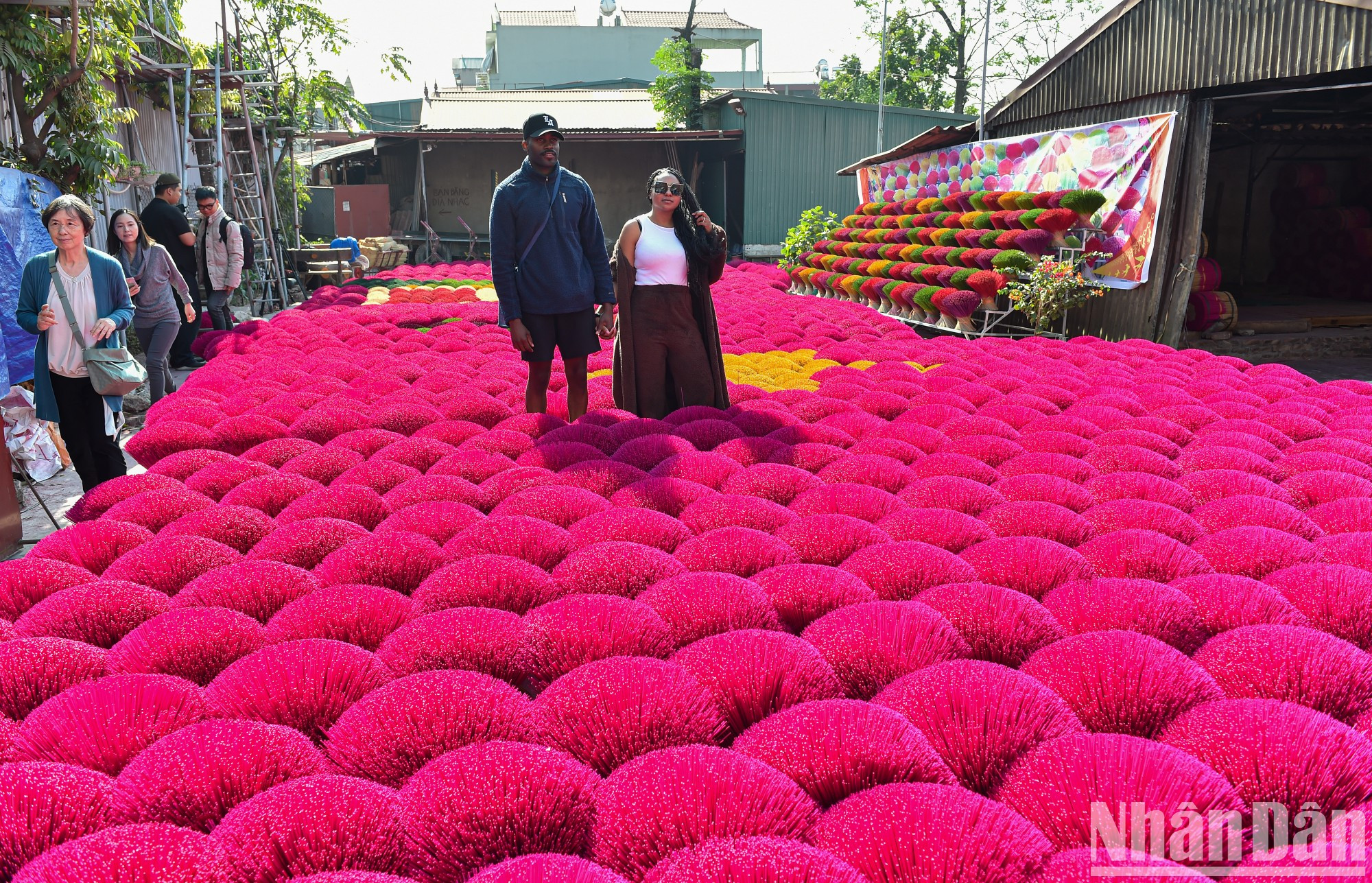В эти дни иностранные туристы приезжают в деревню Куангфукау, чтобы узнать больше о культурной и духовной красоте вьетнамского народа.