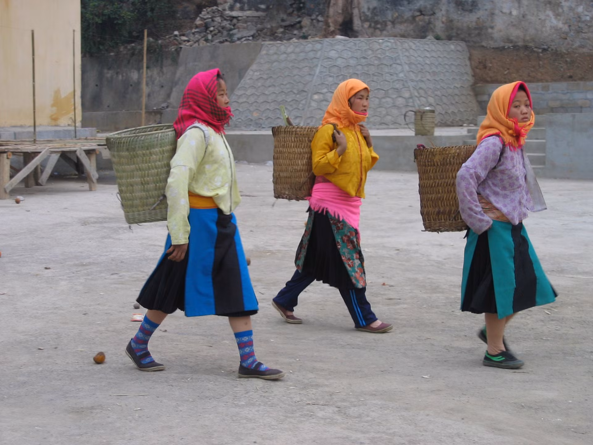 Женщины Хмонг идут на рынок Донгван в Хажанге.