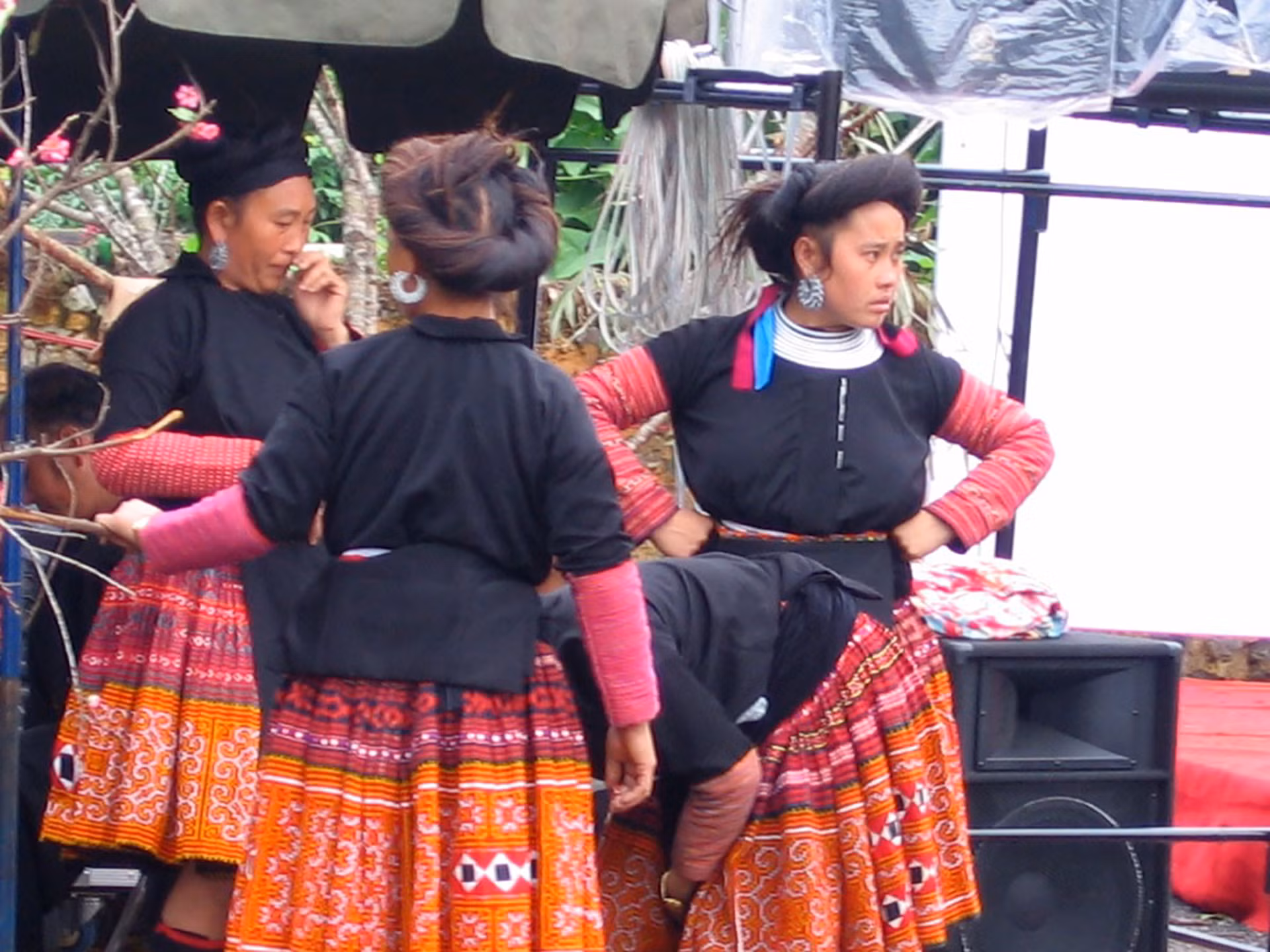 Женщины Хмонг и уникальные косы вокруг головы.