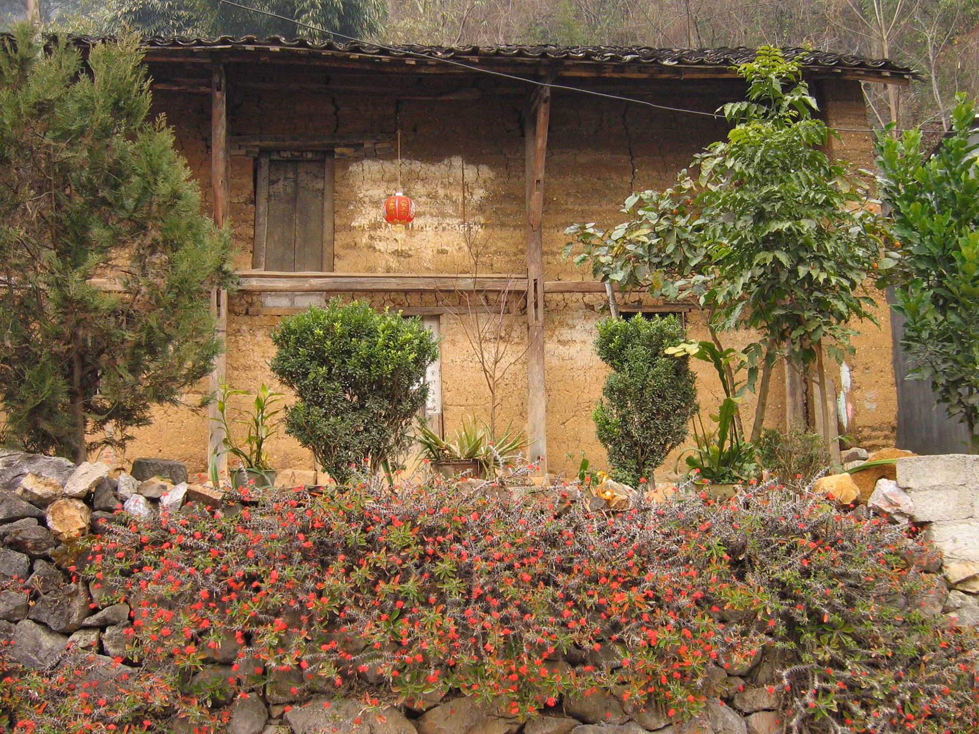 Земляной дом с каменным забором представителей Хмонг в Донгване провинции Хажанг.