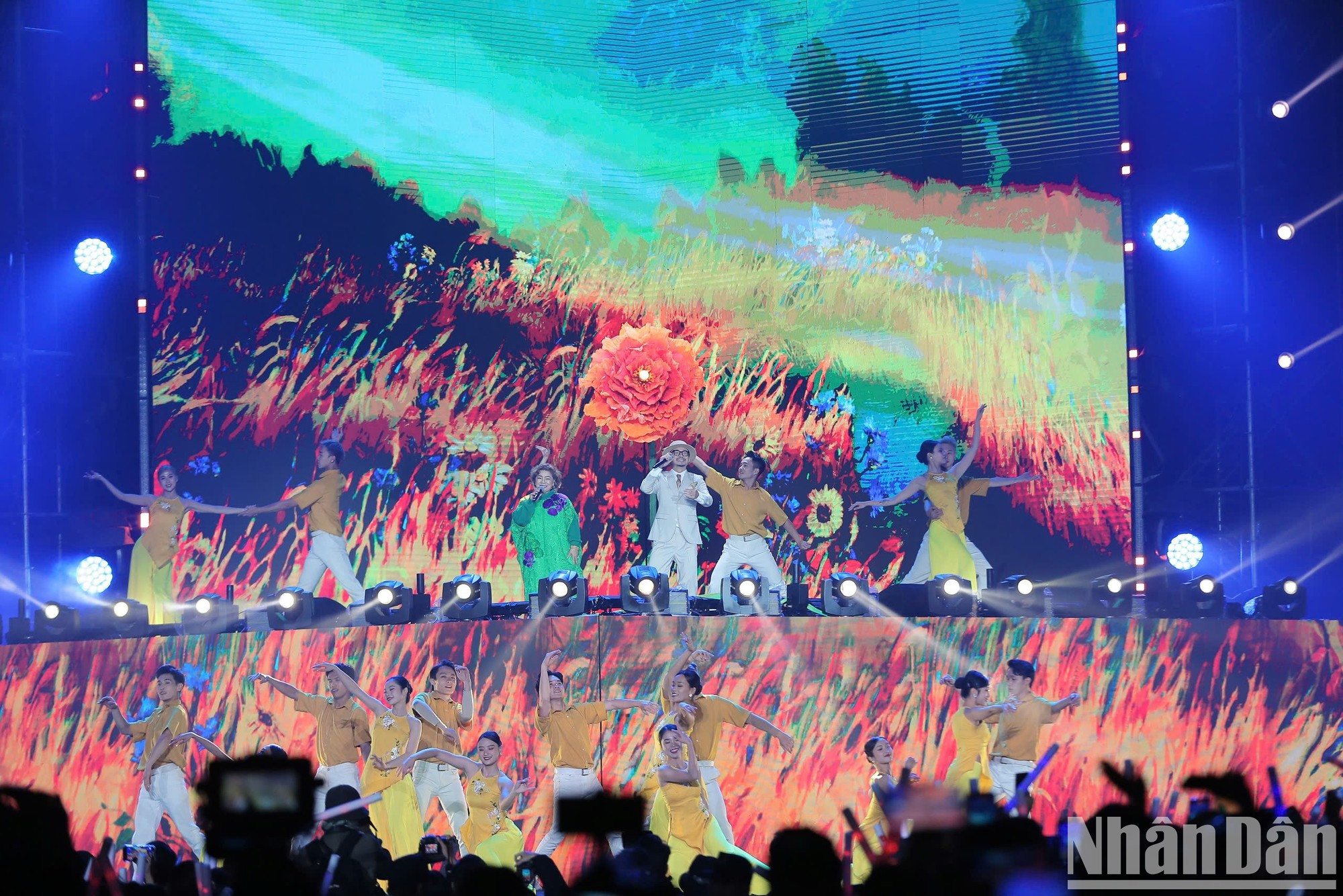 Впечатляющее сотрудничество народного артиста Тхань Хоа и рэпера Ха Ле в песне «Весна в рисовой деревне и цветочной деревне». Впечатляющее сотрудничество народного артиста Тхань Хоа и рэпера Ха Ле в песне «Весна в рисовой деревне и цветочной деревне».