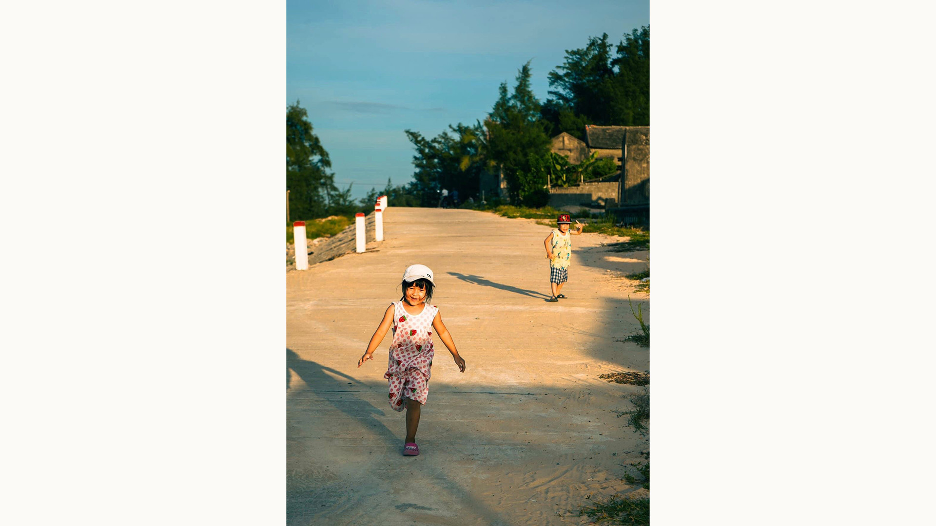 Образ детей, бегающих и играющих по дорожкам деревни, заставил Лапа вспомнить свое счастливое и беззаботное детство. Образ детей, бегающих и играющих по дорожкам деревни, заставил Лапа вспомнить свое счастливое и беззаботное детство.