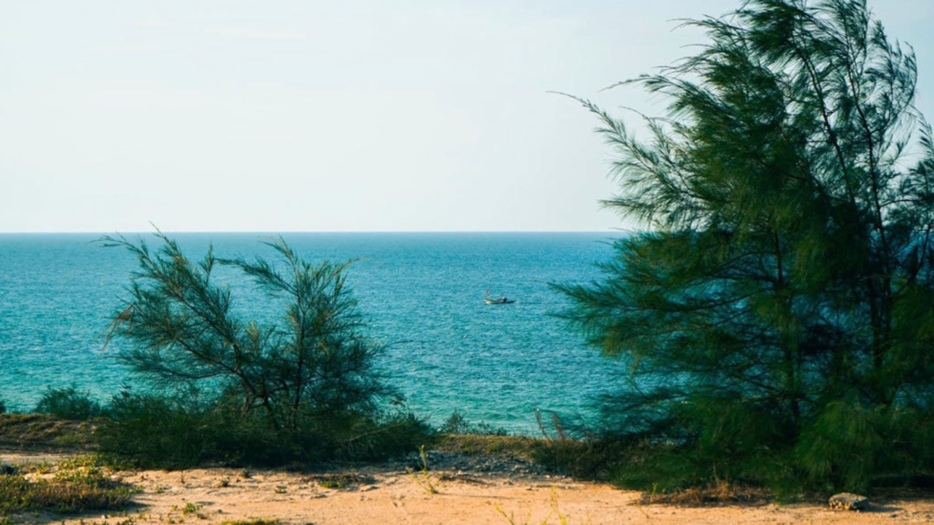 Без туристов пляж в основном является местом отдыха и расслабления местных жителей после рабочего дня. Иногда до заката издалека на берег возвращаются несколько лодок местных жителей. Без туристов пляж в основном является местом отдыха и расслабления местных жителей после рабочего дня. Иногда до заката издалека на берег возвращаются несколько лодок местных жителей.