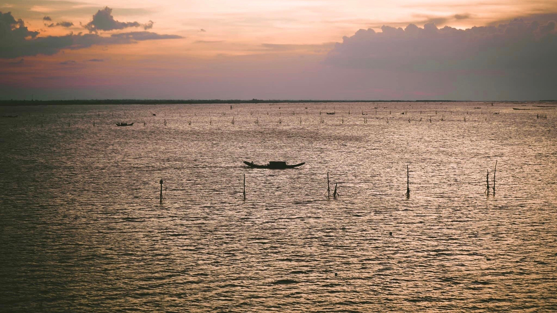 Мост Тамжанг (мост Какут) помогает сократить расстояние от города Хюэ до общины Куангконг. «Закат на мосту Тамжанг – это также красивое зрелище, за которым стоит наблюдать, когда солнечные лучи к концу дня распространяются по сверкающей реке», – сказал Хоанг Тхе Лап (20 лет, городской уезд Хыонгча, Тхыатхиен-Хюэ). Мост Тамжанг (мост Какут) помогает сократить расстояние от города Хюэ до общины Куангконг. «Закат на мосту Тамжанг – это также красивое зрелище, за которым стоит наблюдать, когда солнечные лучи к концу дня распространяются по сверкающей реке», – сказал Хоанг Тхе Лап (20 лет, городской уезд Хыонгча, Тхыатхиен-Хюэ).