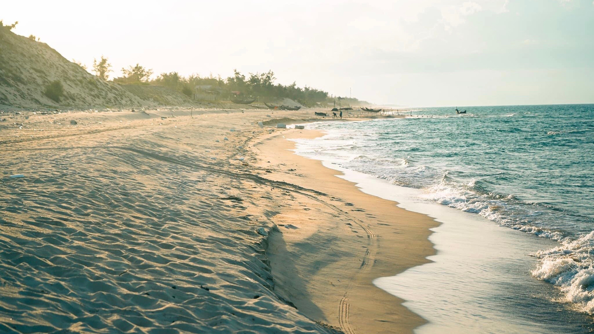 Пляж Тантхань все еще довольно дикий и обслуживает в основном местных жителей. Пляж Тантхань все еще довольно дикий и обслуживает в основном местных жителей.