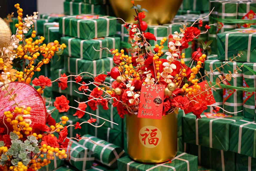 Многие привлекательные и блестящие предметы для украшения дома представлены на полках. Многие привлекательные и блестящие предметы для украшения дома представлены на полках.