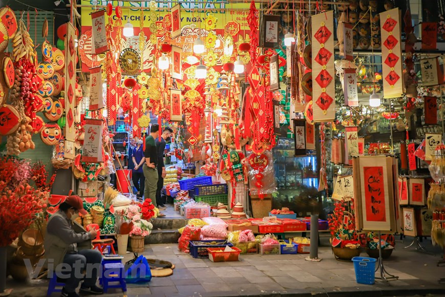 Эта улица также считается «раем для шоппинга» во время Тэта. Эта улица также считается «раем для шоппинга» во время Тэта.