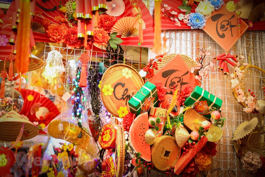 Владелец одного магазина заявил, что многие люди выбирают изделия ручной работы для покупки в этом году. Владелец одного магазина заявил, что многие люди выбирают изделия ручной работы для покупки в этом году.