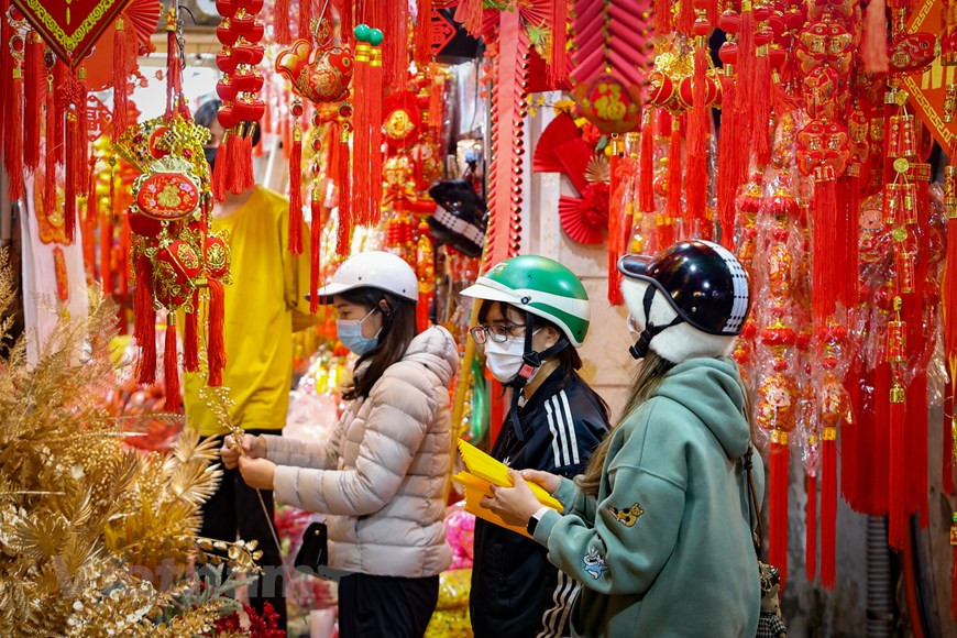 Люди выбирают для себя лучшие предметы для украшения дома во время Тэта. Люди выбирают для себя лучшие предметы для украшения дома во время Тэта.