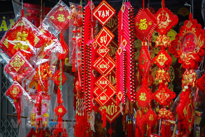 Улица Хангма в последние дни года постепенно становится более оживленной. Многие традиционные предметы для украшения дома во время Тэта, такие как красные парные надписи «каудой», модели пирога «тьынг», каллиграфические надписи различного размера... продаются на выбор покупателей. Улица Хангма в последние дни года постепенно становится более оживленной. Многие традиционные предметы для украшения дома во время Тэта, такие как красные парные надписи «каудой», модели пирога «тьынг», каллиграфические надписи различного размера... продаются на выбор покупателей.