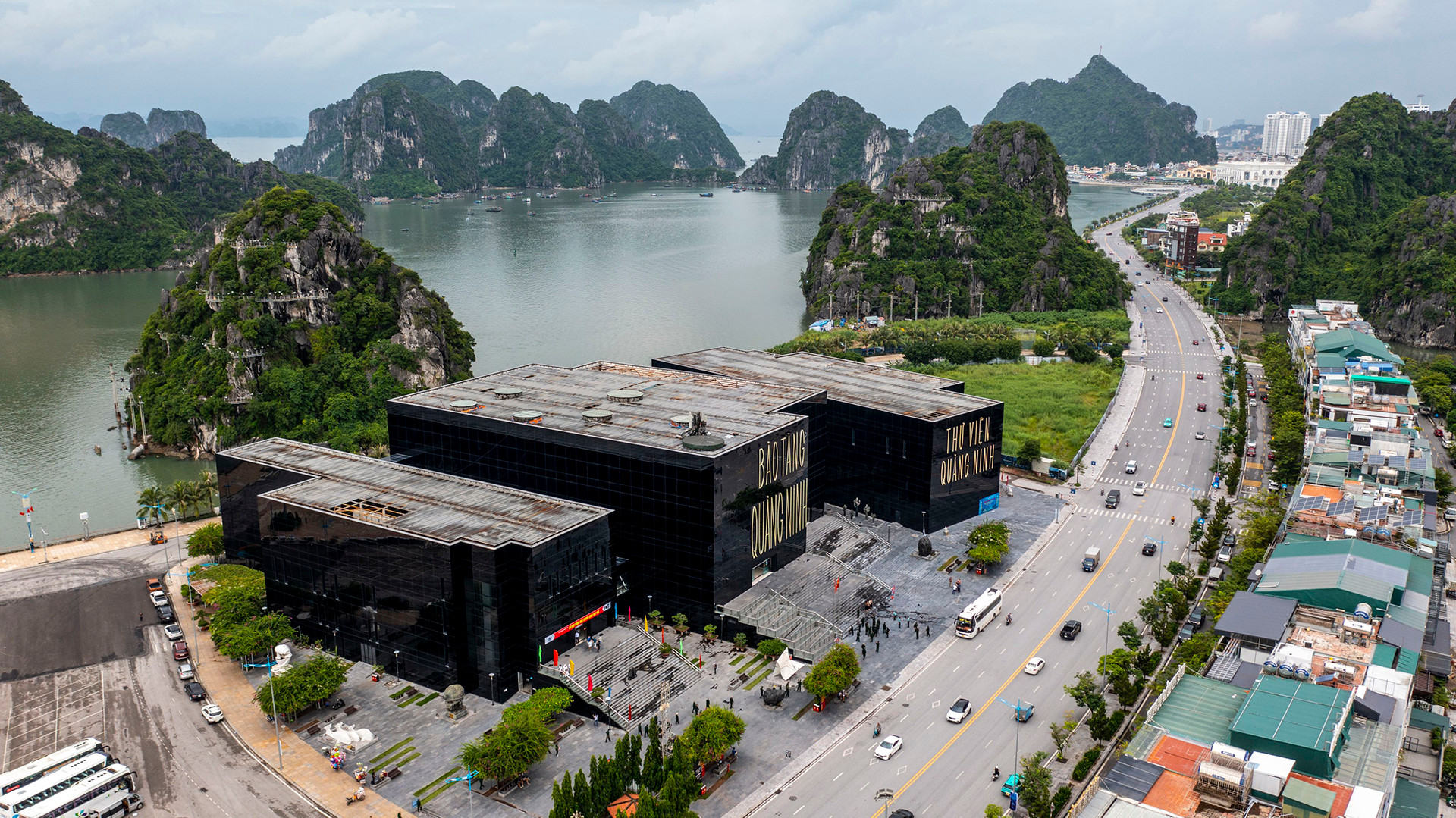 Вид сверху на комплекс музея и библиотеки Куангниня. Вид сверху на комплекс музея и библиотеки Куангниня.