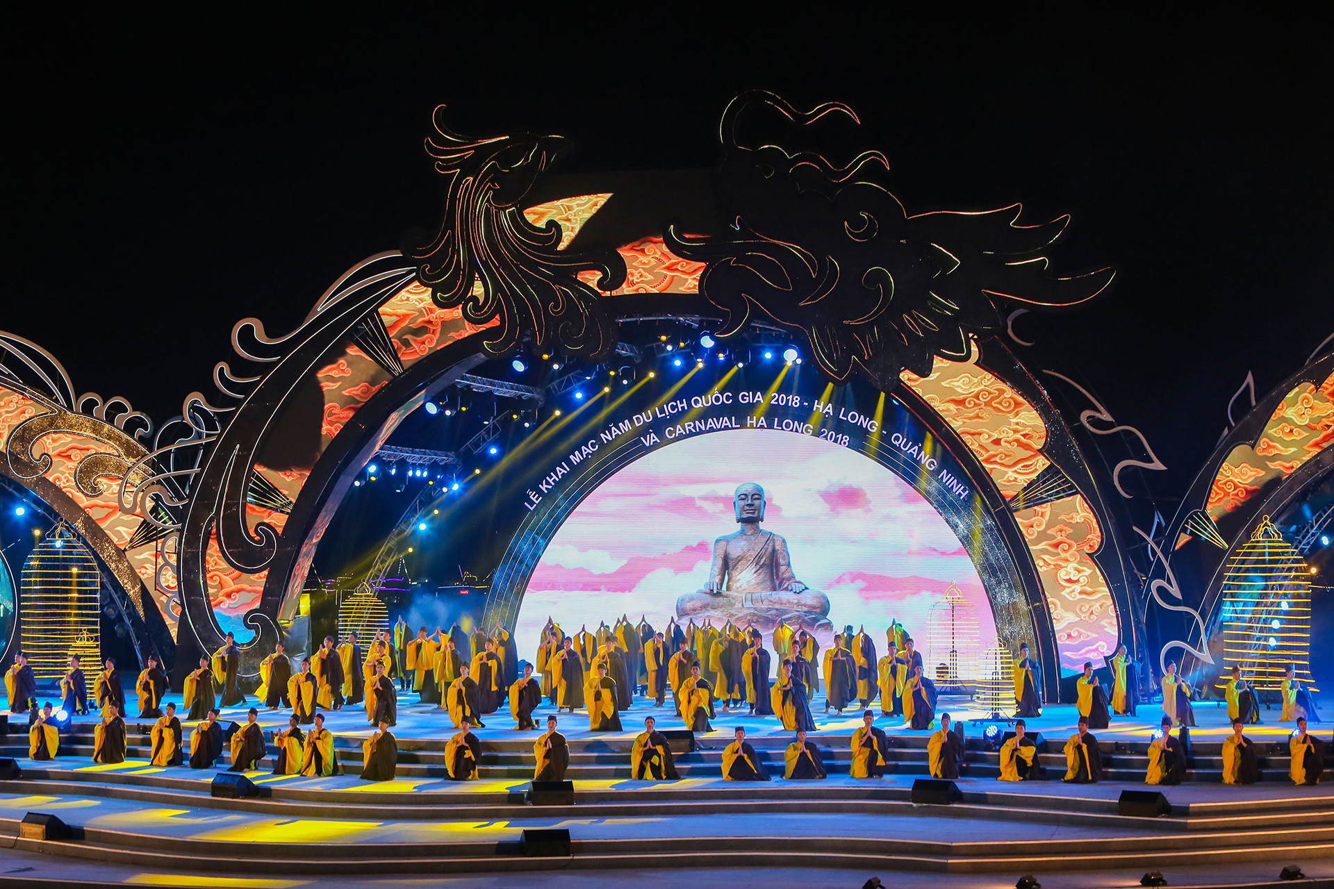 Выступление по случаю открытия Национального года туризма в Халонге. Выступление по случаю открытия Национального года туризма в Халонге.