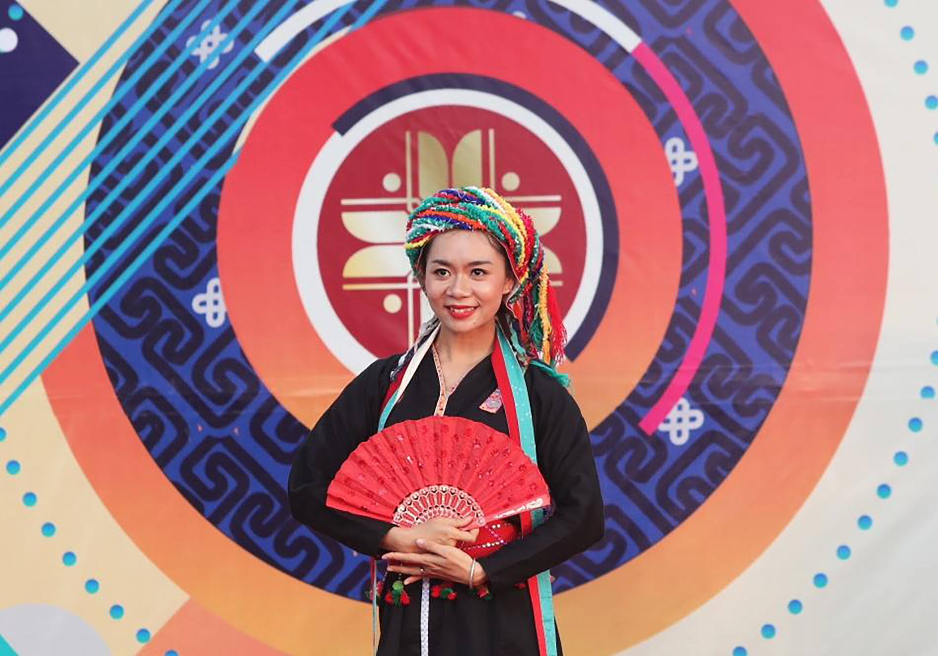 Представительница народности Нунг в костюме «тхен». Фото: Кхиеу Минь Представительница народности Нунг в костюме «тхен». Фото: Кхиеу Минь