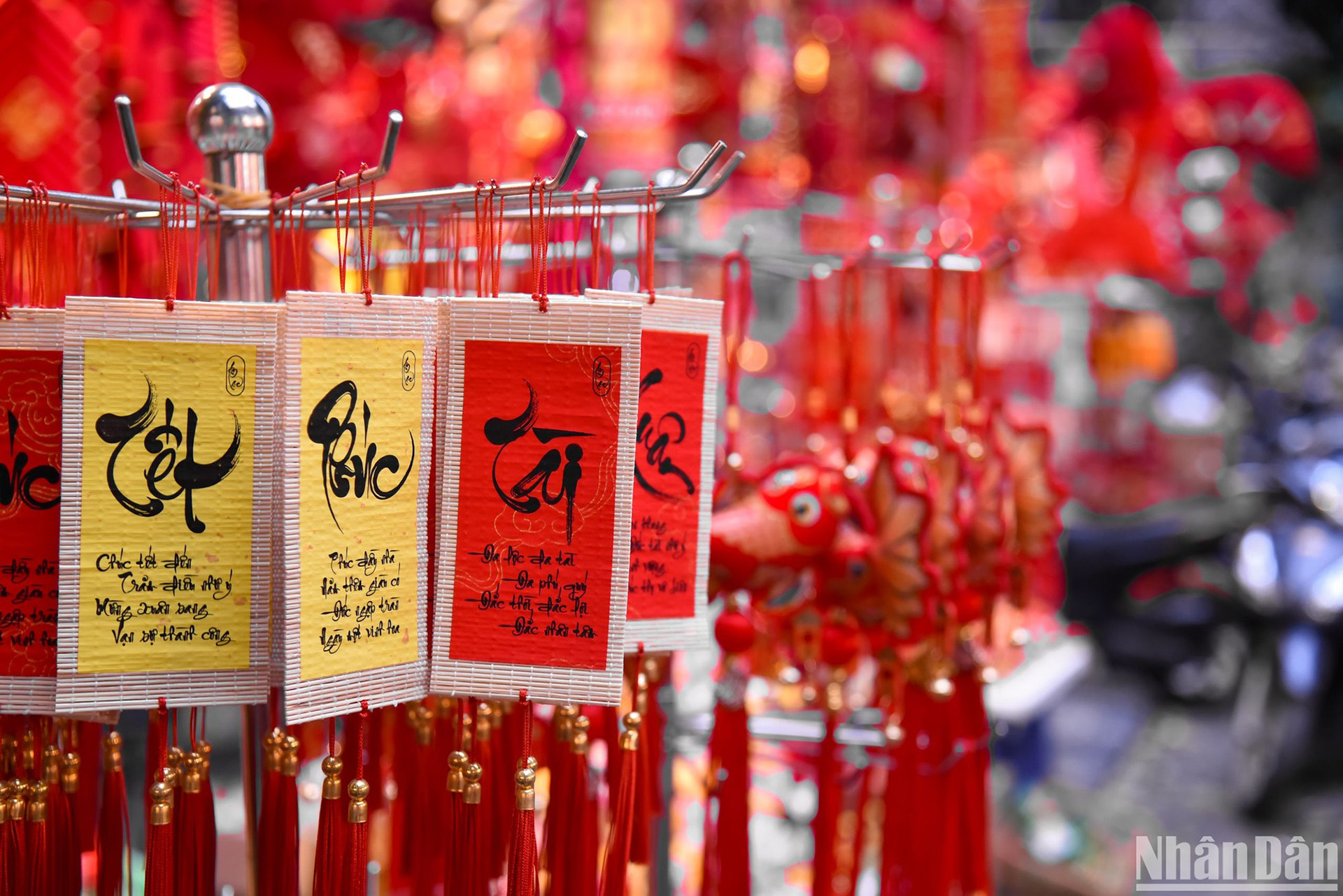 Эти предметы разнообразны по форме и цвету. Эти предметы разнообразны по форме и цвету.