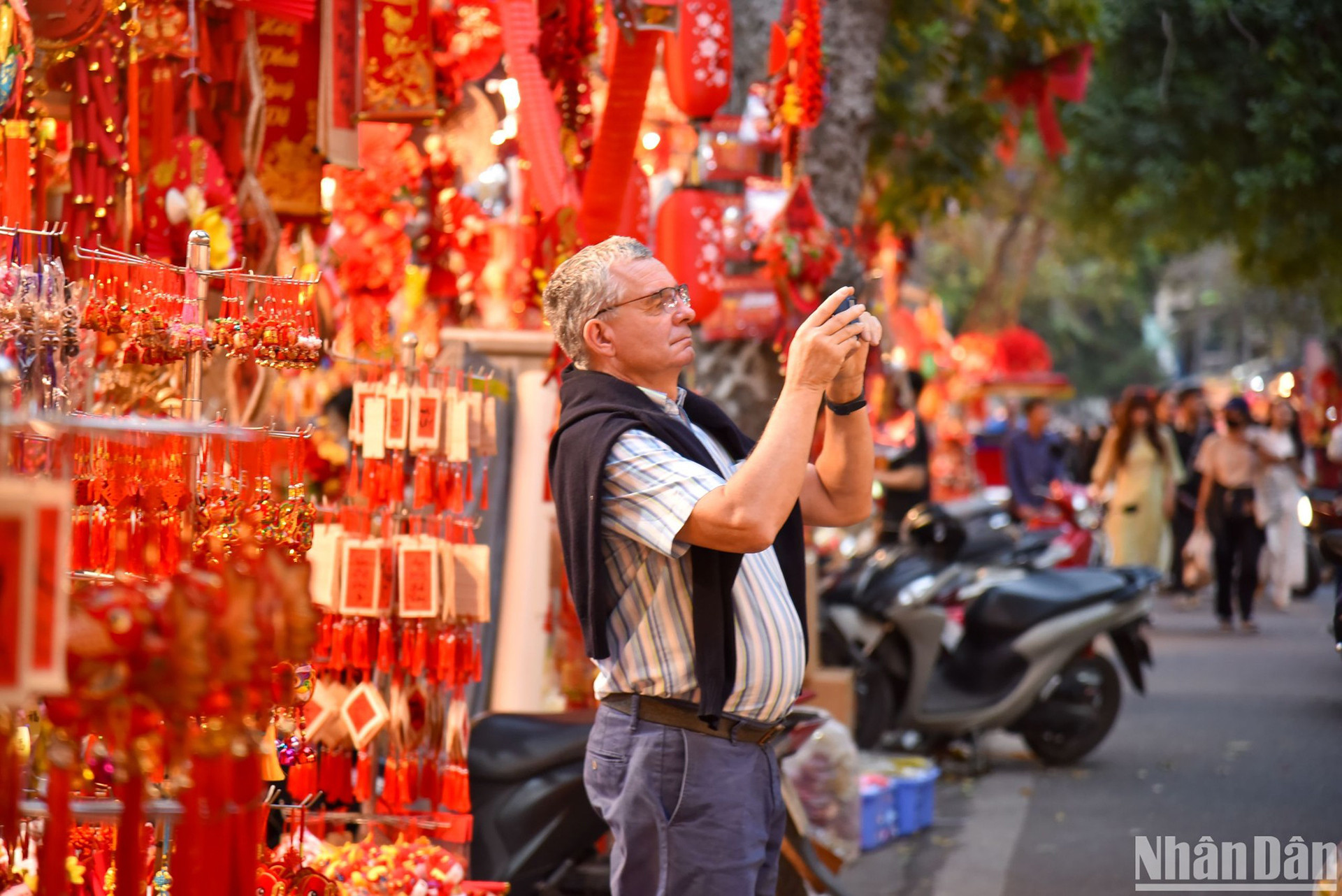 Это также место, которое привлекает иностранных туристов при посещении Ханоя. Это также место, которое привлекает иностранных туристов при посещении Ханоя.