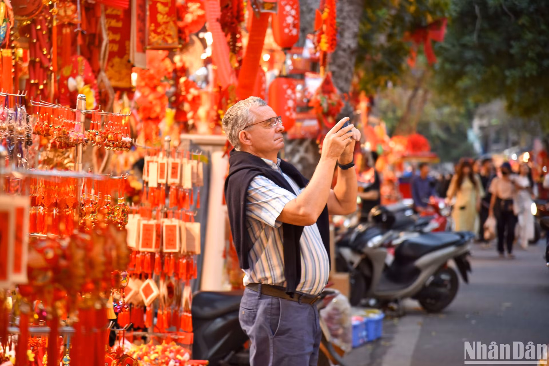 Это также место, которое привлекает иностранных туристов при посещении Ханоя.