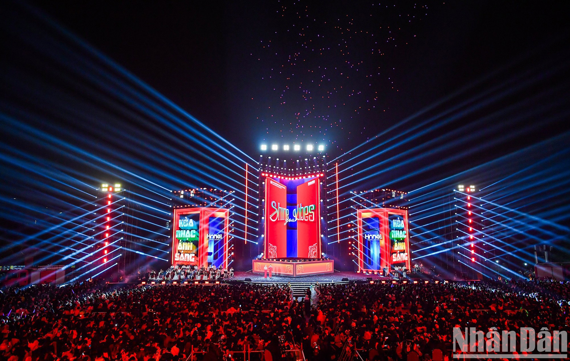 Программа «Световой концерт – Встреча Нового 2025 года» бесплатно открыта для публики. Программа «Световой концерт – Встреча Нового 2025 года» бесплатно открыта для публики.