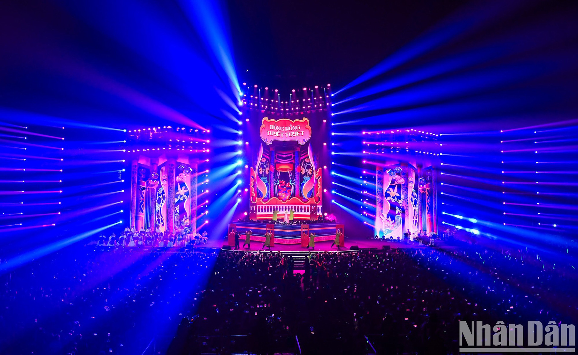 Впечатляющая сцена с идеальным сочетанием света, музыки и передовых технологий. Впечатляющая сцена с идеальным сочетанием света, музыки и передовых технологий.