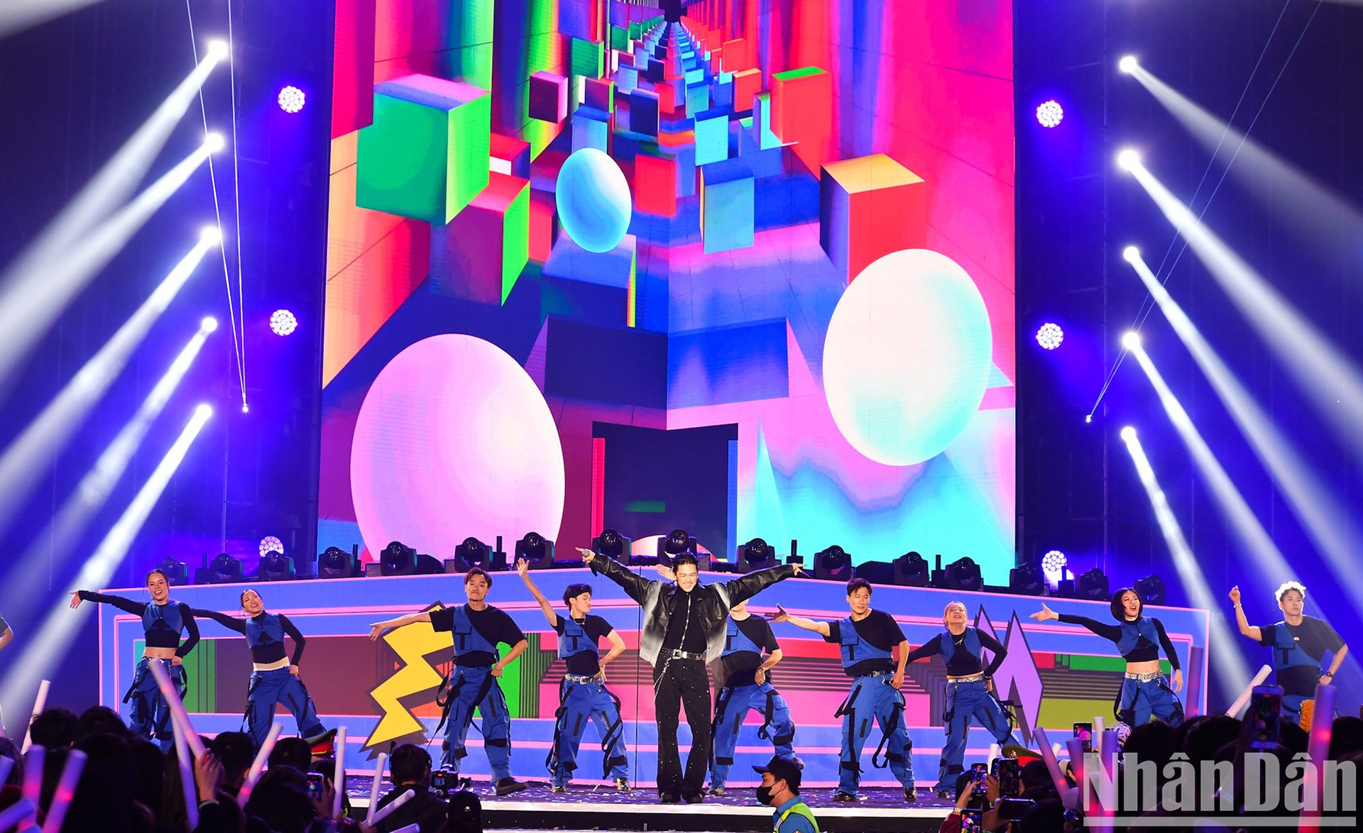 Артисты выгорают на сцене программы «Световой концерт – Встреча Нового 2025 года». Артисты выгорают на сцене программы «Световой концерт – Встреча Нового 2025 года».