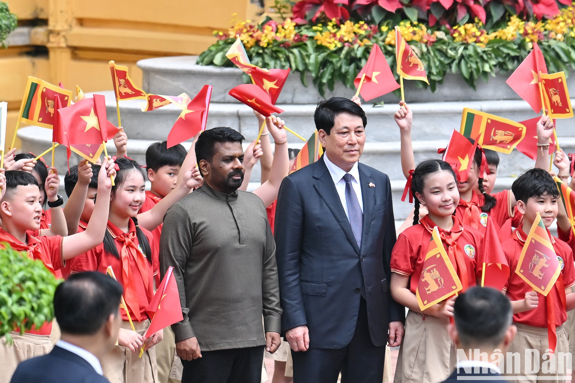 Президент Лыонг Кыонг и Президент Шри-Ланки с столичными детьми на церемонии. Президент Лыонг Кыонг и Президент Шри-Ланки с столичными детьми на церемонии.