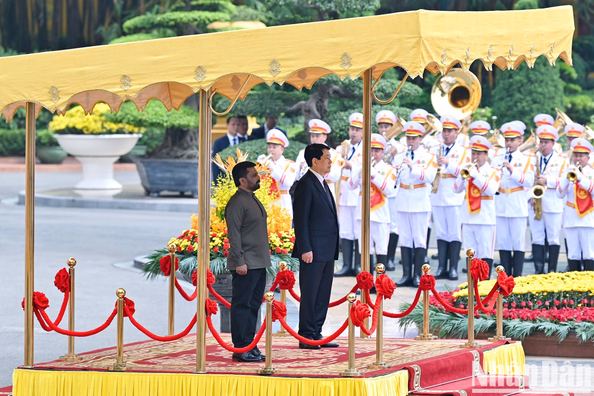 Исполняются государственные гимны. 