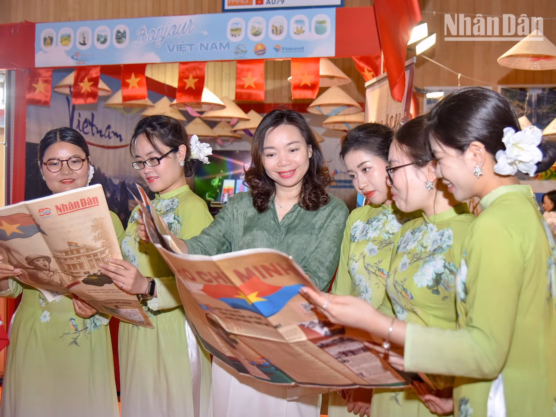 Г-жа Фам Тхи Ким Йен, советник-посланник Посольства Вьетнама во Франции, и студенты просмотрели специальное приложение, воссоздающее часть операции «Хо Ши Мин» с важным событием – взятием под контроль Дворца Независимости.