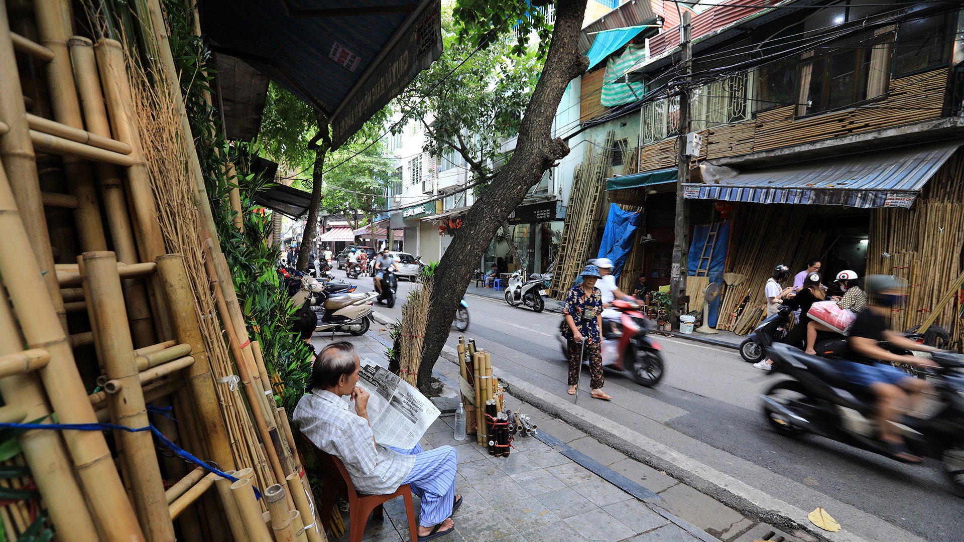 Нетрудно увидеть жителей старого квартала, неторопливо читающих газеты, наблюдающих за потоком проходящих мимо людей. Нетрудно увидеть жителей старого квартала, неторопливо читающих газеты, наблюдающих за потоком проходящих мимо людей.
