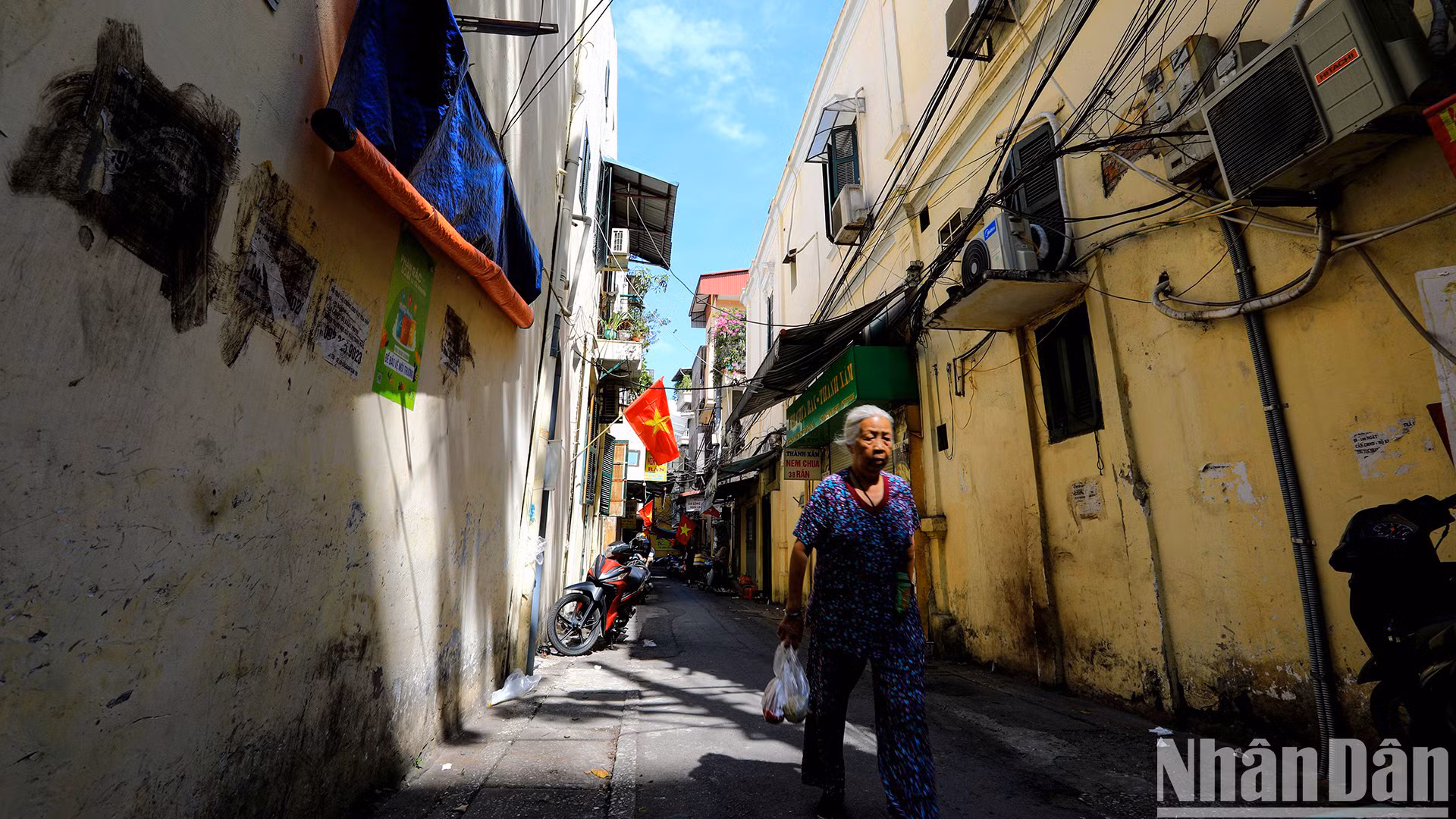 Проходя по старому кварталу, туристы легко застают образ старинных замшелых домов, которые по-прежнему гордо существуют несмотря на изменения пространства и времени.