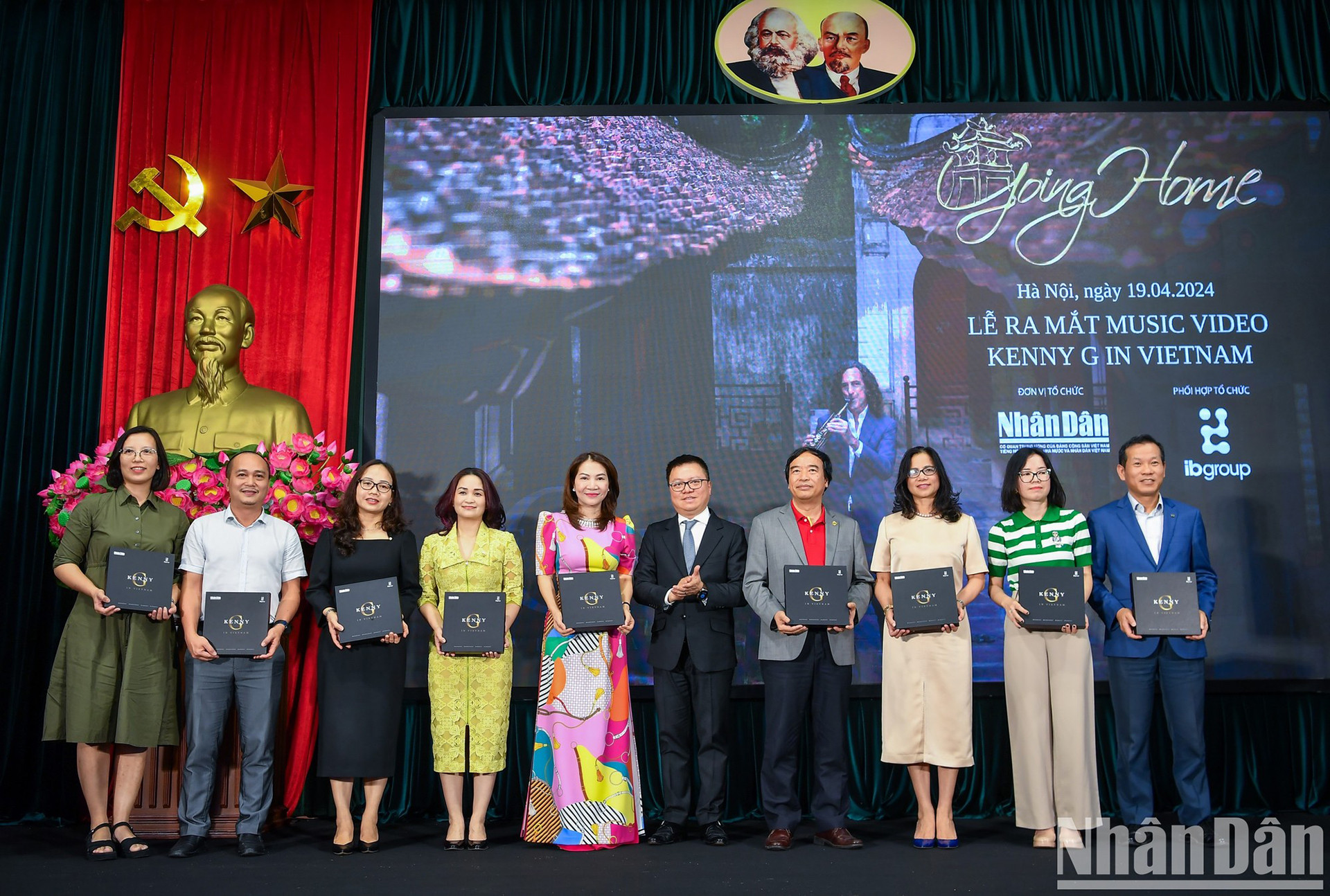 Оргкомитет вручает видеоклип «Going Home» представителям корпораций в сфере туризма и отелей, авиакомпаний. Фото: Тхань Дат