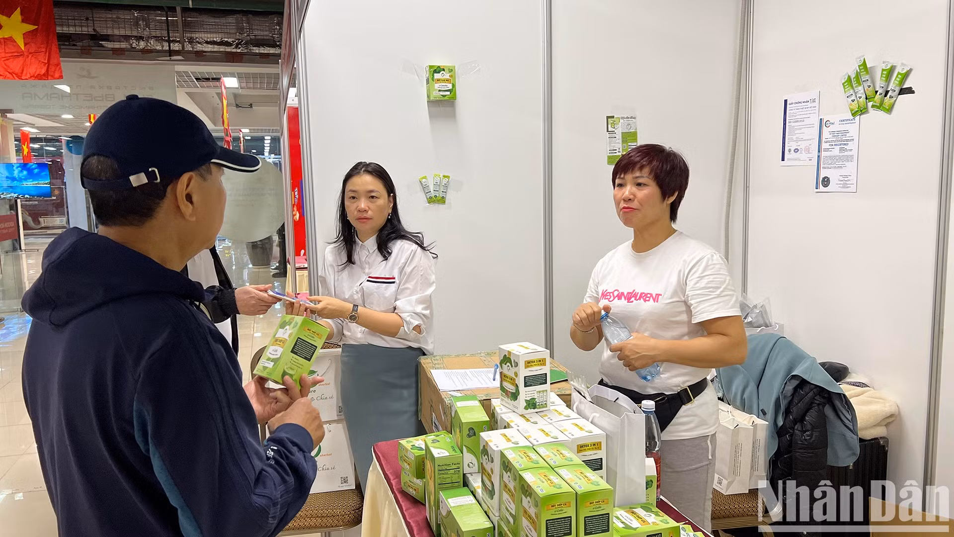 Посетителей горячо приветствуют на стендах.