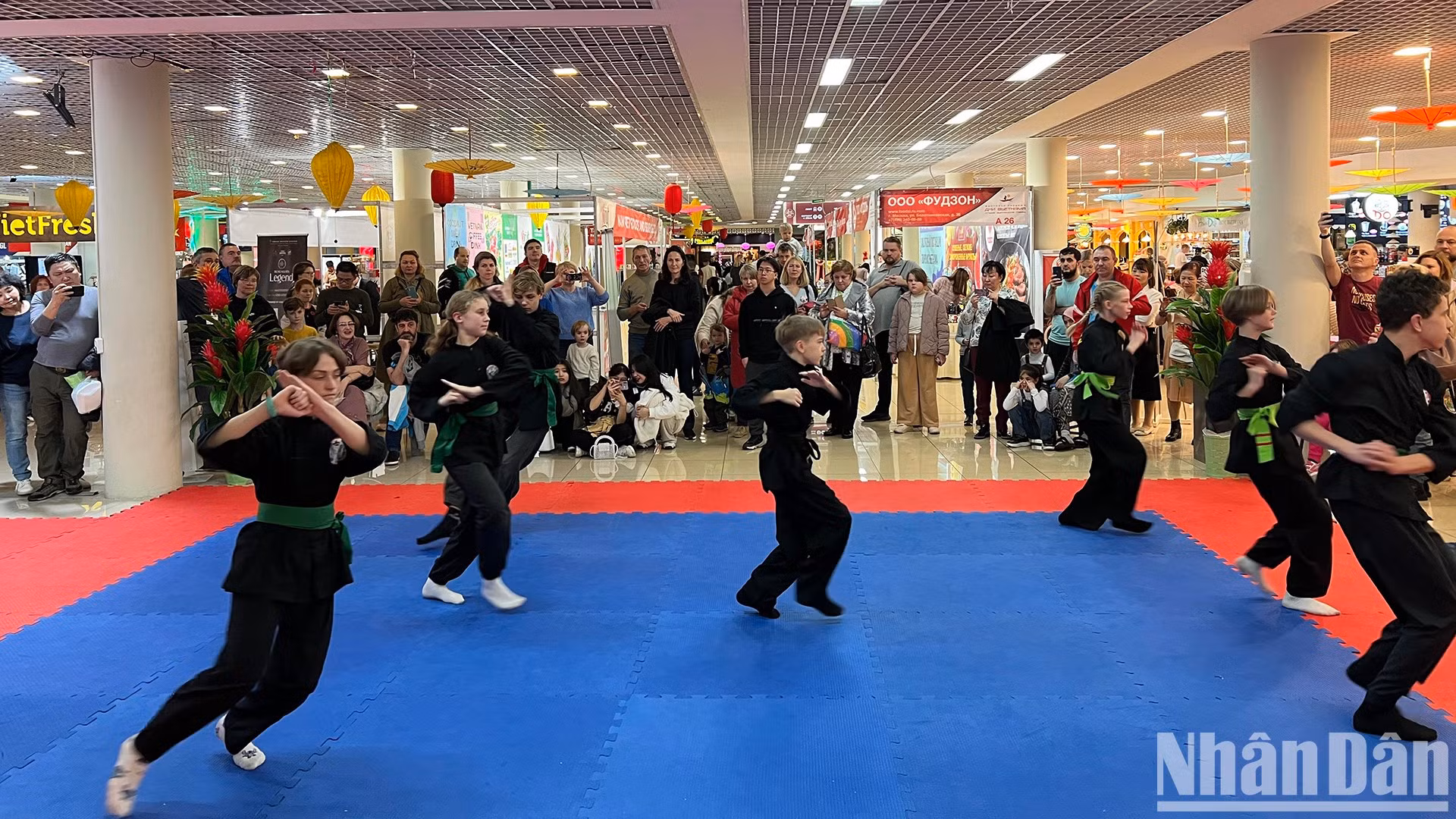 Исполнение традиционных вьетнамских боевых искусств.