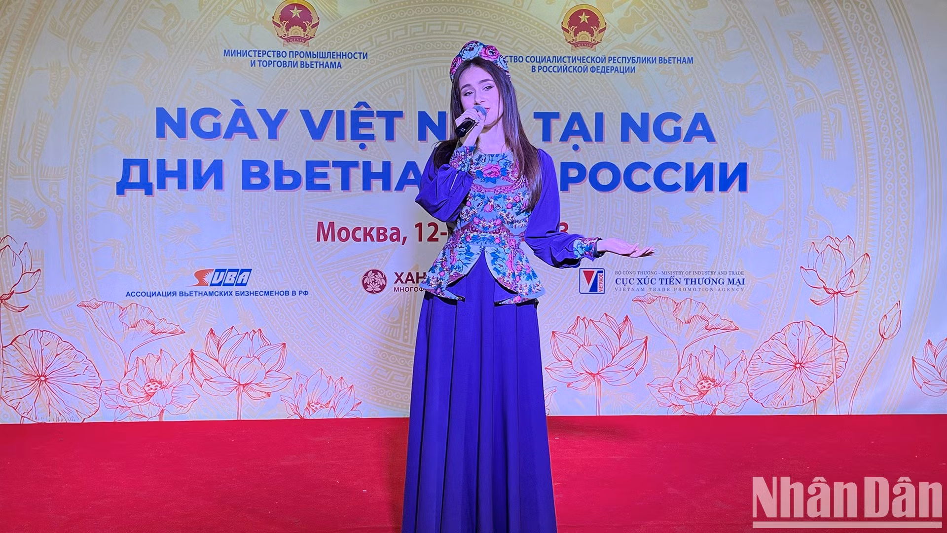 В событии также приняли участие российские артисты. Они сказали, что очень впечатлены вьетнамскими танцами.