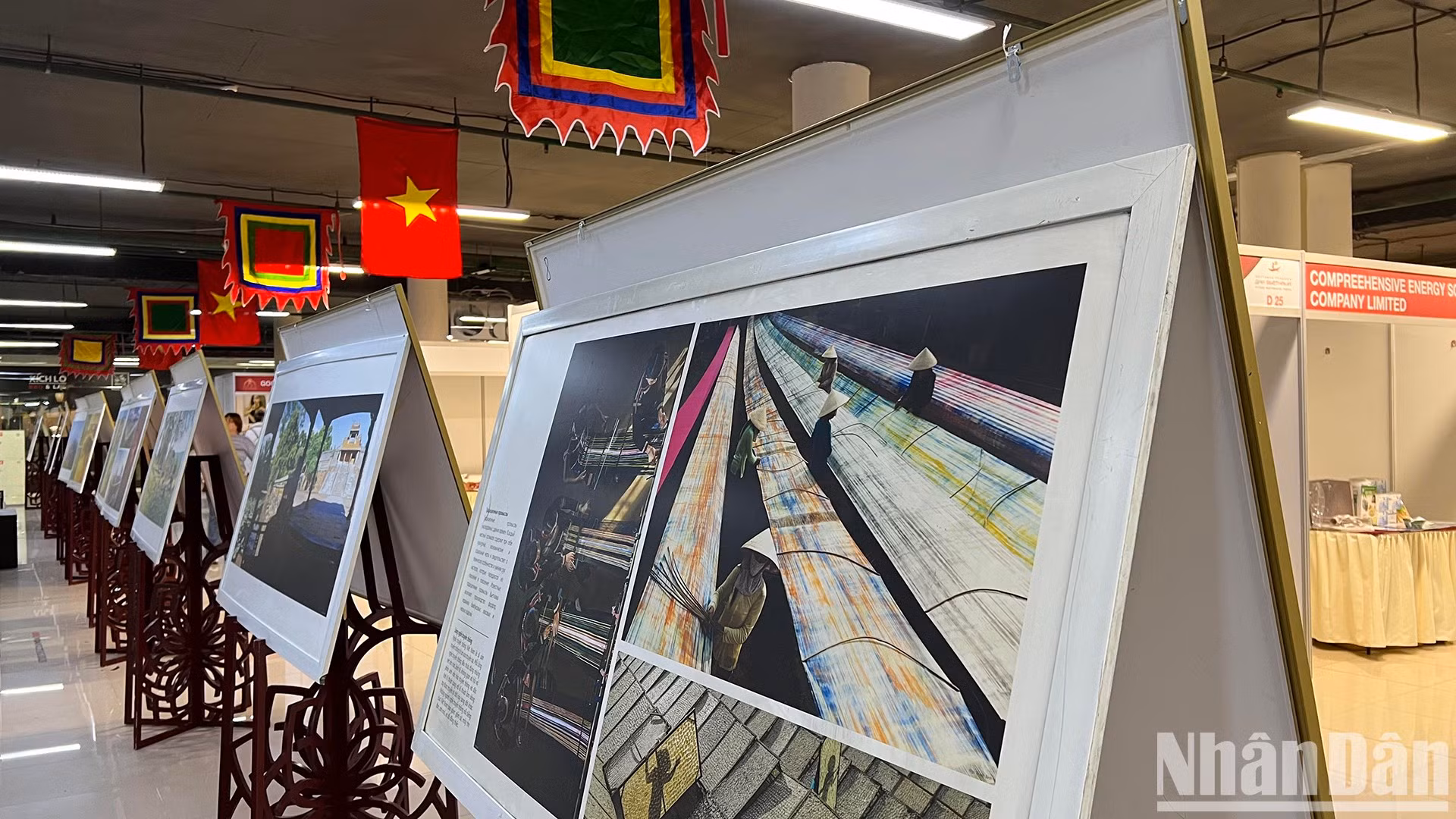 Выставка о вьетнамских пейзажах и традиционных ремеслах.