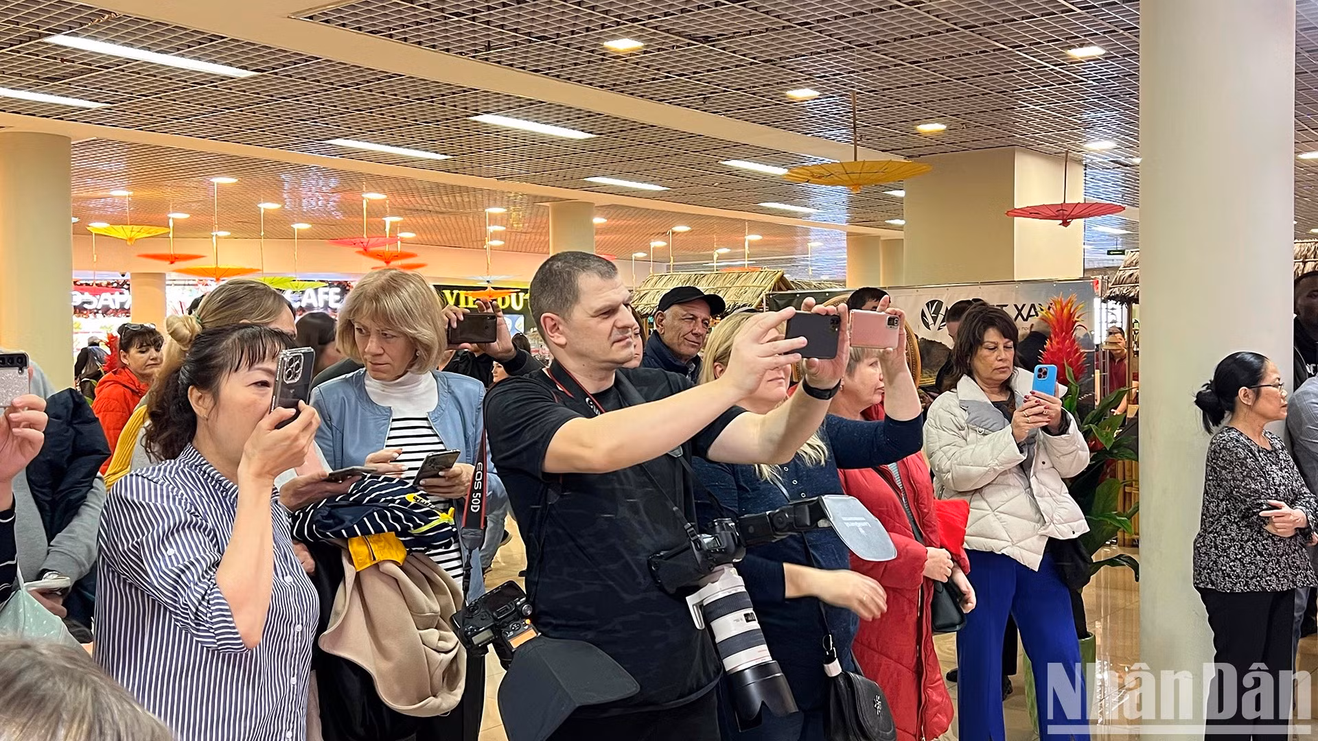 Художественные номера в рамках события способствуют продвижению имиджа Вьетнама и вьетнамского народа среди российских и международных друзей.