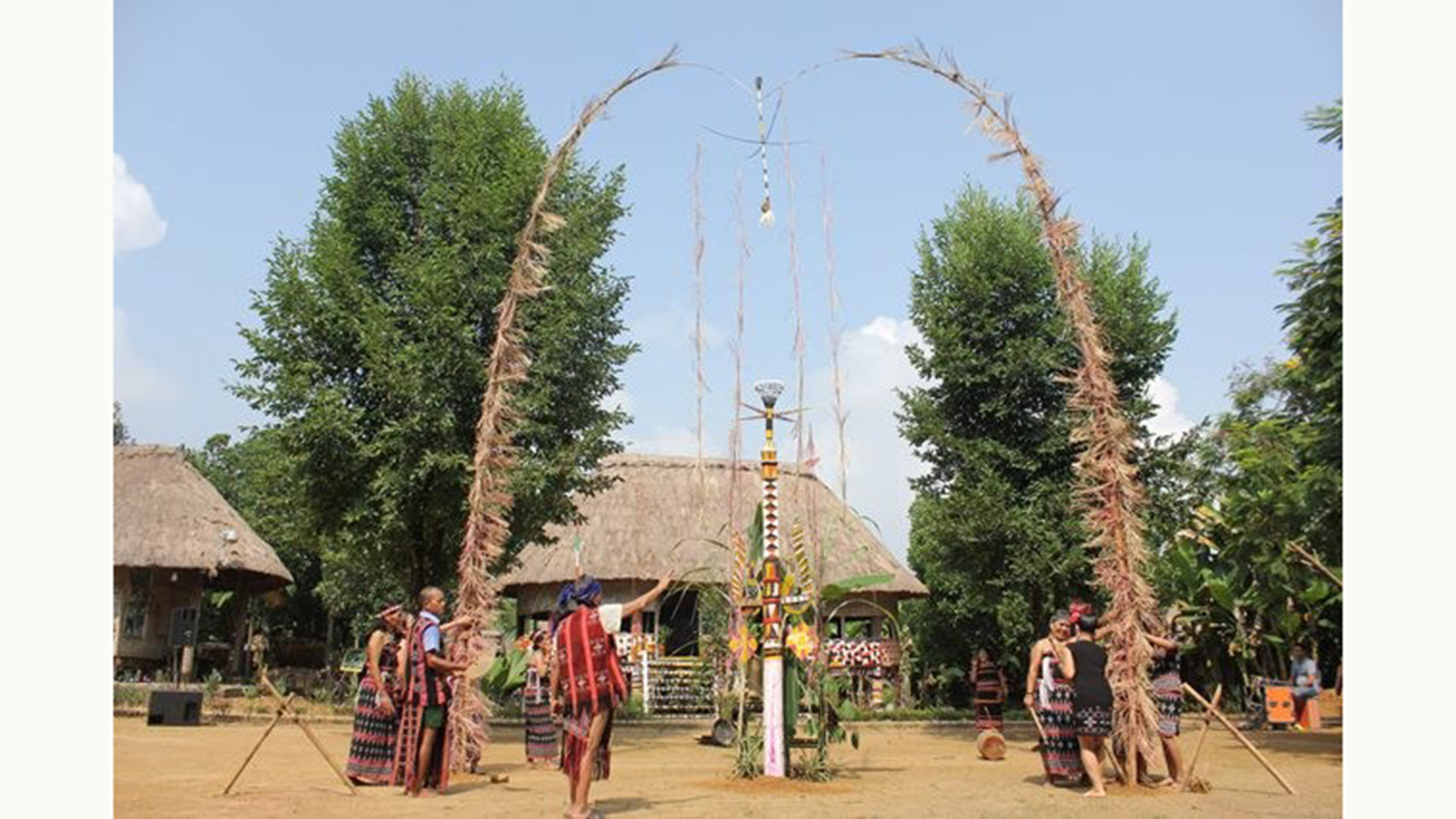 Церемония возведения бамбукового шеста «кэйнэу» представителей народности Коту. Фото: Деревня культуры и туризма народностей Вьетнама Церемония возведения бамбукового шеста «кэйнэу» представителей народности Коту. Фото: Деревня культуры и туризма народностей Вьетнама