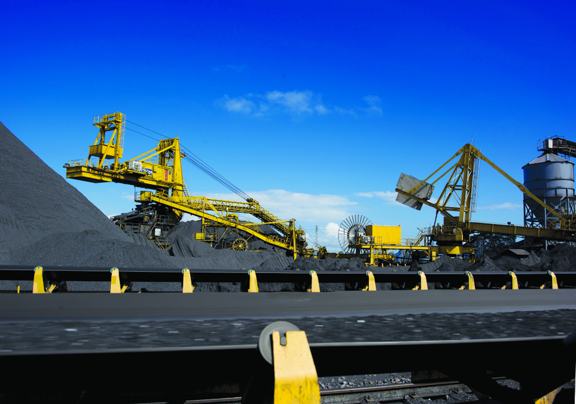 Порт Камфа специализируется на импорте и экспорте угля. Порт Камфа специализируется на импорте и экспорте угля.